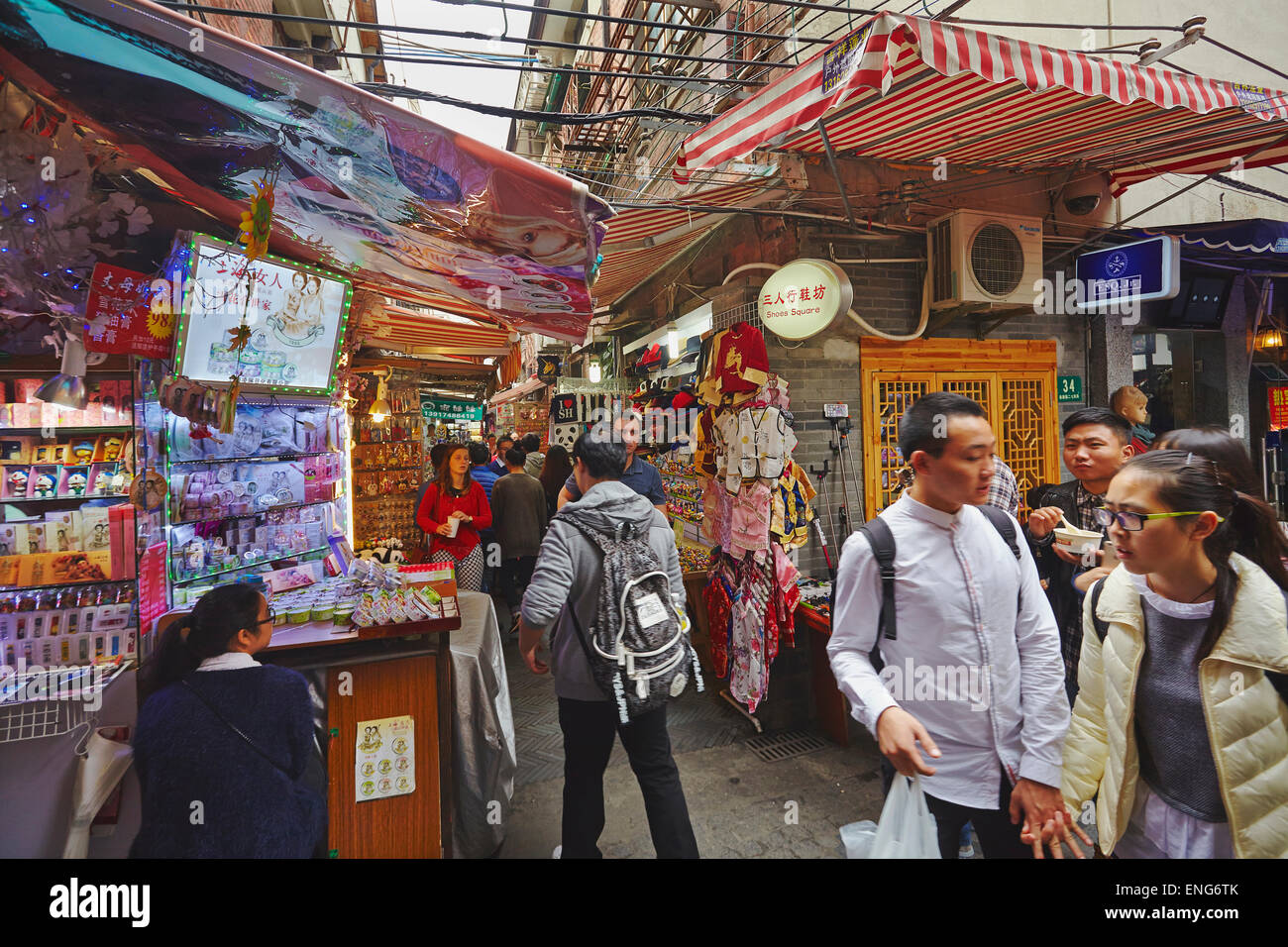 Gli stretti vicoli che caratterizzano Tianzifang, la vecchia concessione francese Area, ora una attrazione turistica, in Cina a Shanghai. Foto Stock