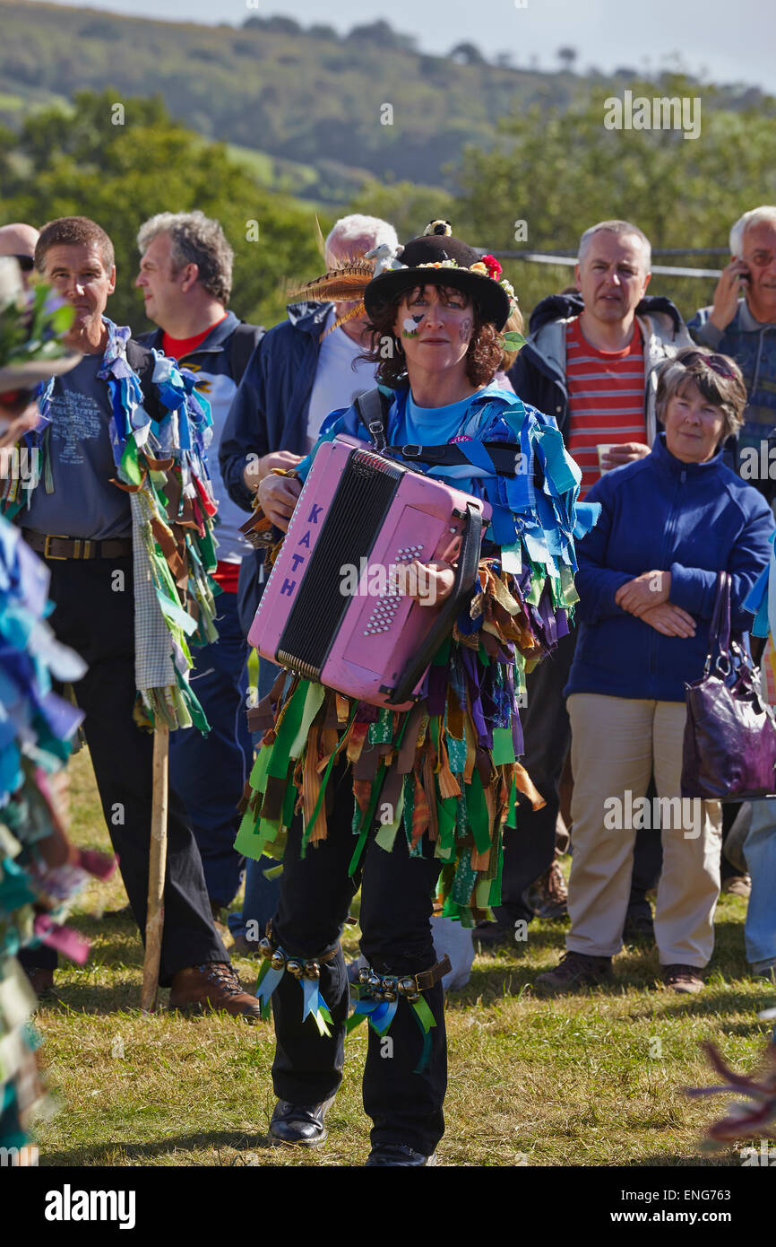 Un tradizionale Morris dancing musicista con una fisarmonica a Widecombe Fair, Widecombe, Dartmoor Devon, Gran Bretagna. Foto Stock