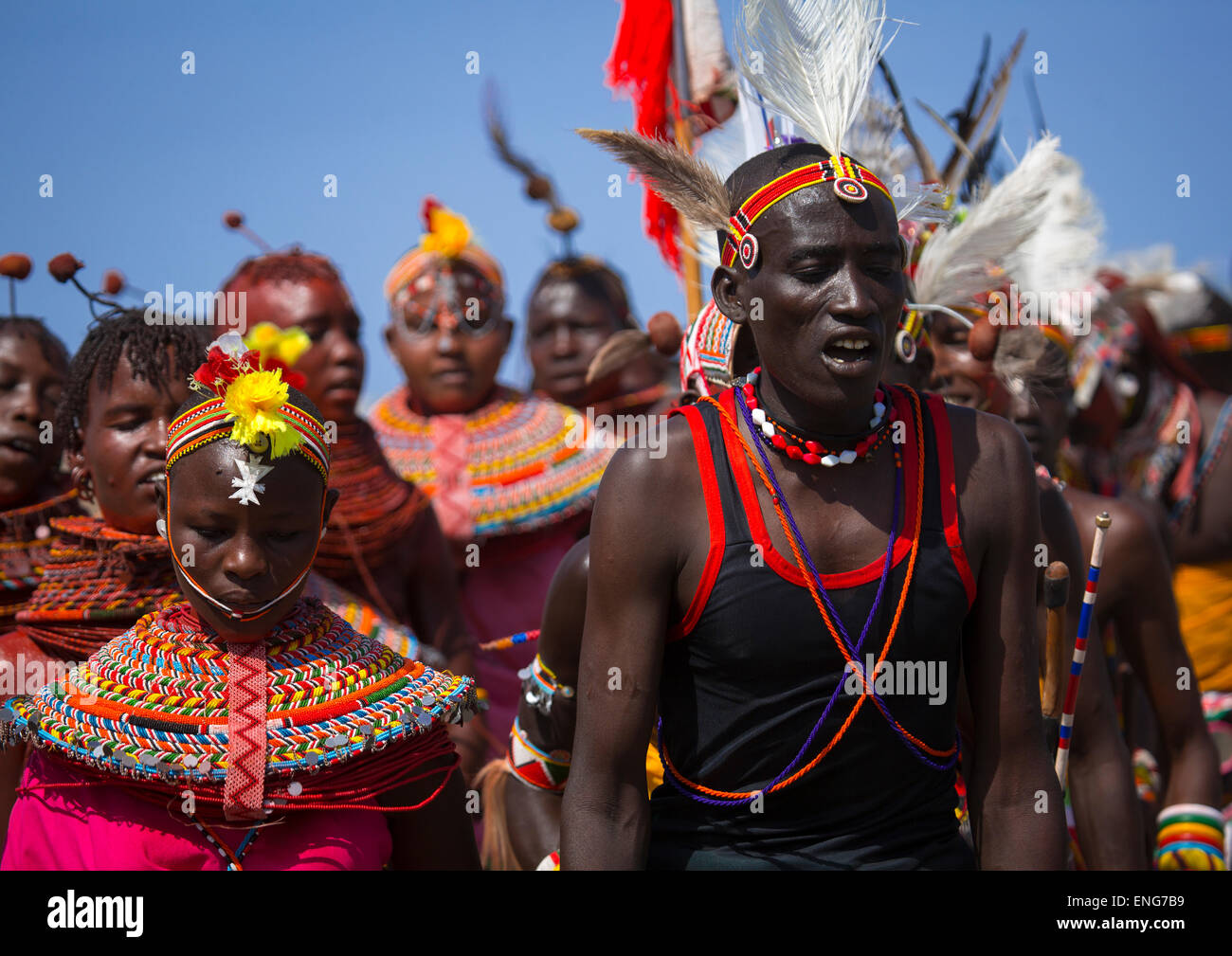 Rendille e Turkana tribù ballare insieme durante un festival, Lago Turkana, Loiyangalani, Kenya Foto Stock