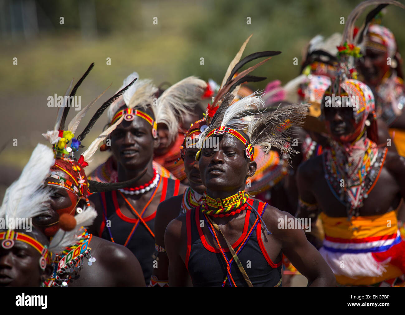 Rendille e Turkana tribù ballare insieme durante un festival, Lago Turkana, Loiyangalani, Kenya Foto Stock