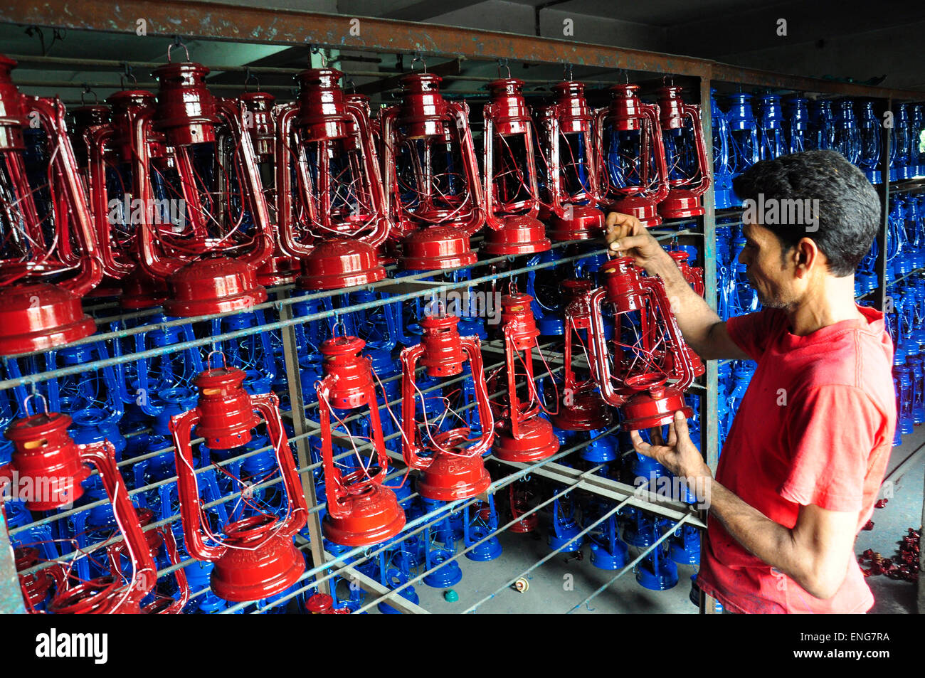 Un lavoro lavora in un uragano lanterna (olio lampada) fabbrica a kamrangyr char a Dhaka, nel Bangladesh. Giugno 6, 2013. Foto Stock