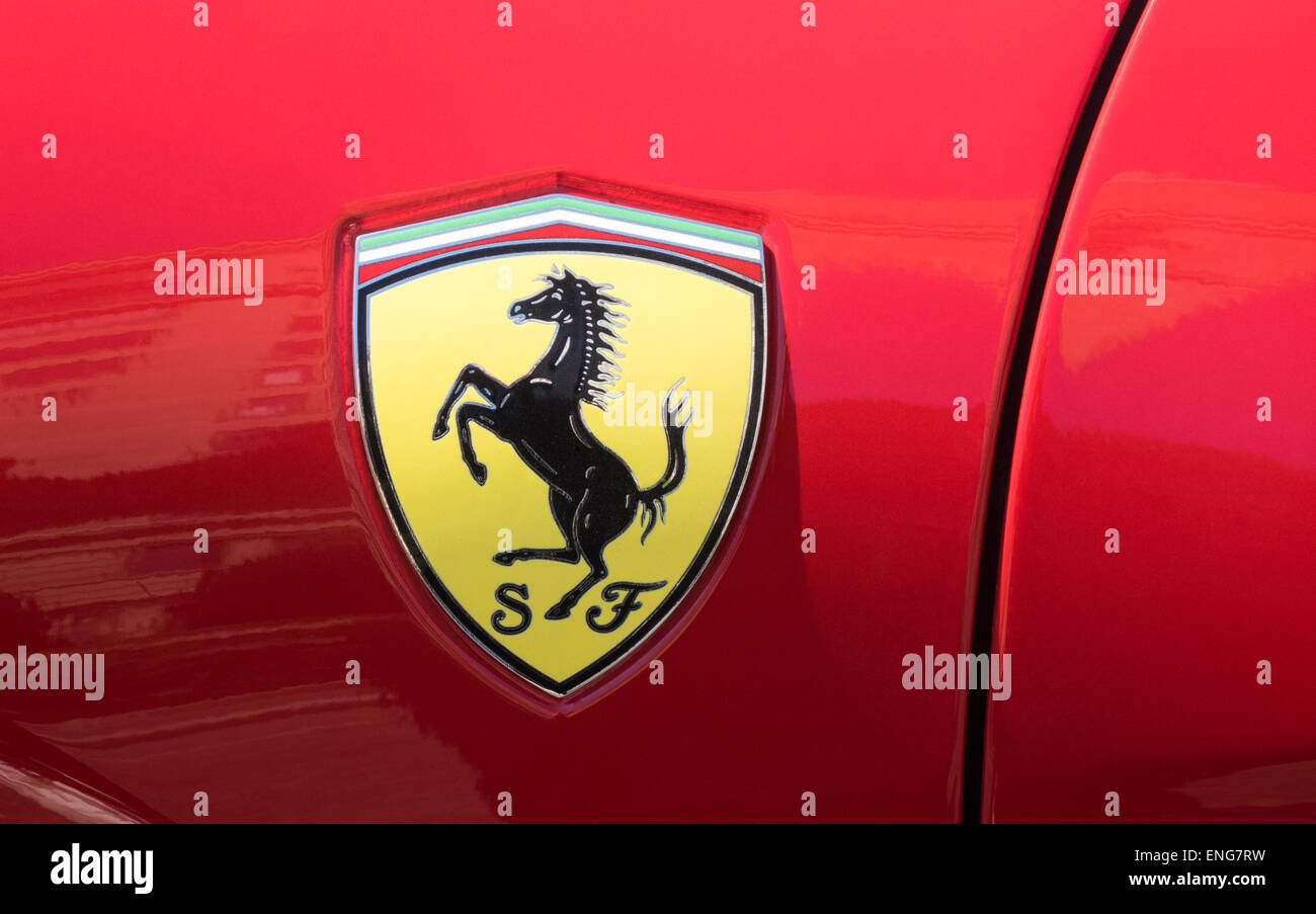 Rosso Ferrari con logo del cavallo Foto Stock
