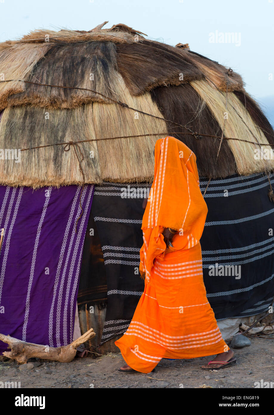 Donna Passinh davanti al suo rifugio, Lago Turkana, Loiyangalani, Kenya Foto Stock