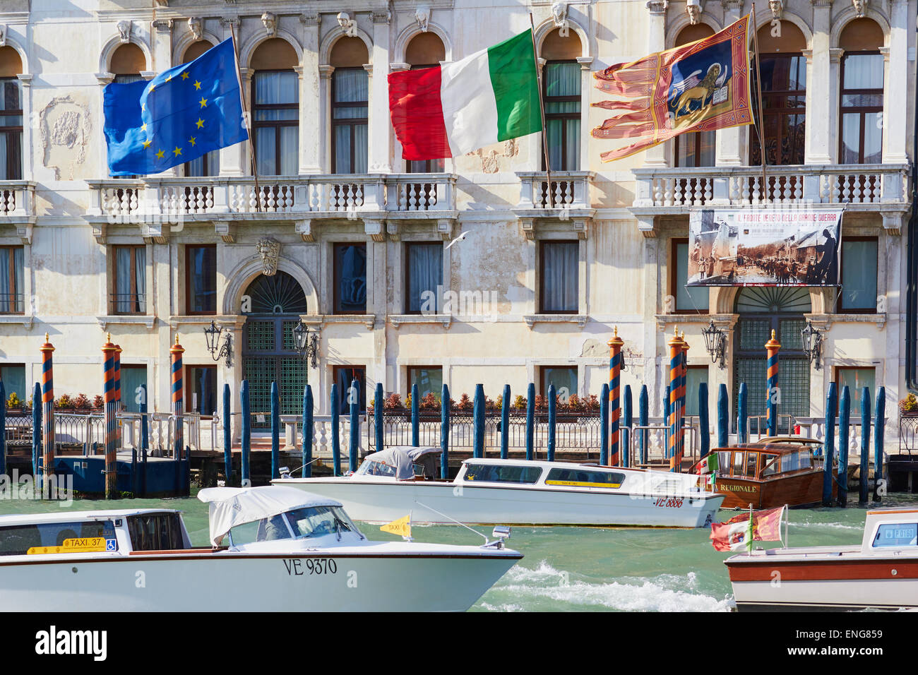 I taxi d'acqua sul Grand Canal passando il Palazzo Ferro Fini Venezia Veneto Italia Europa Foto Stock