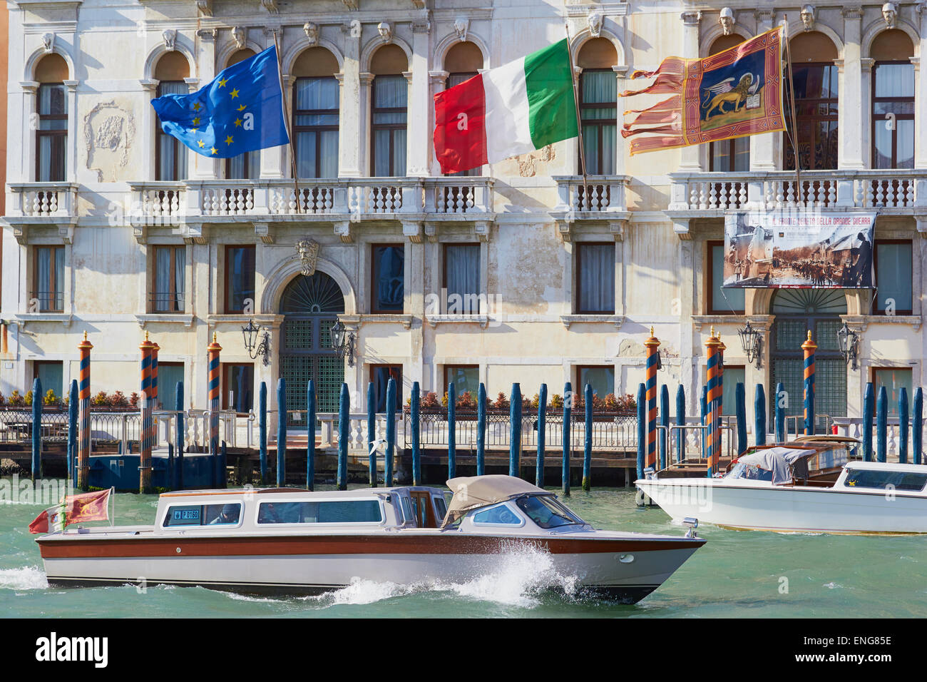 I taxi d'acqua sul Grand Canal passando il Palazzo Ferro Fini Venezia Veneto Italia Europa Foto Stock
