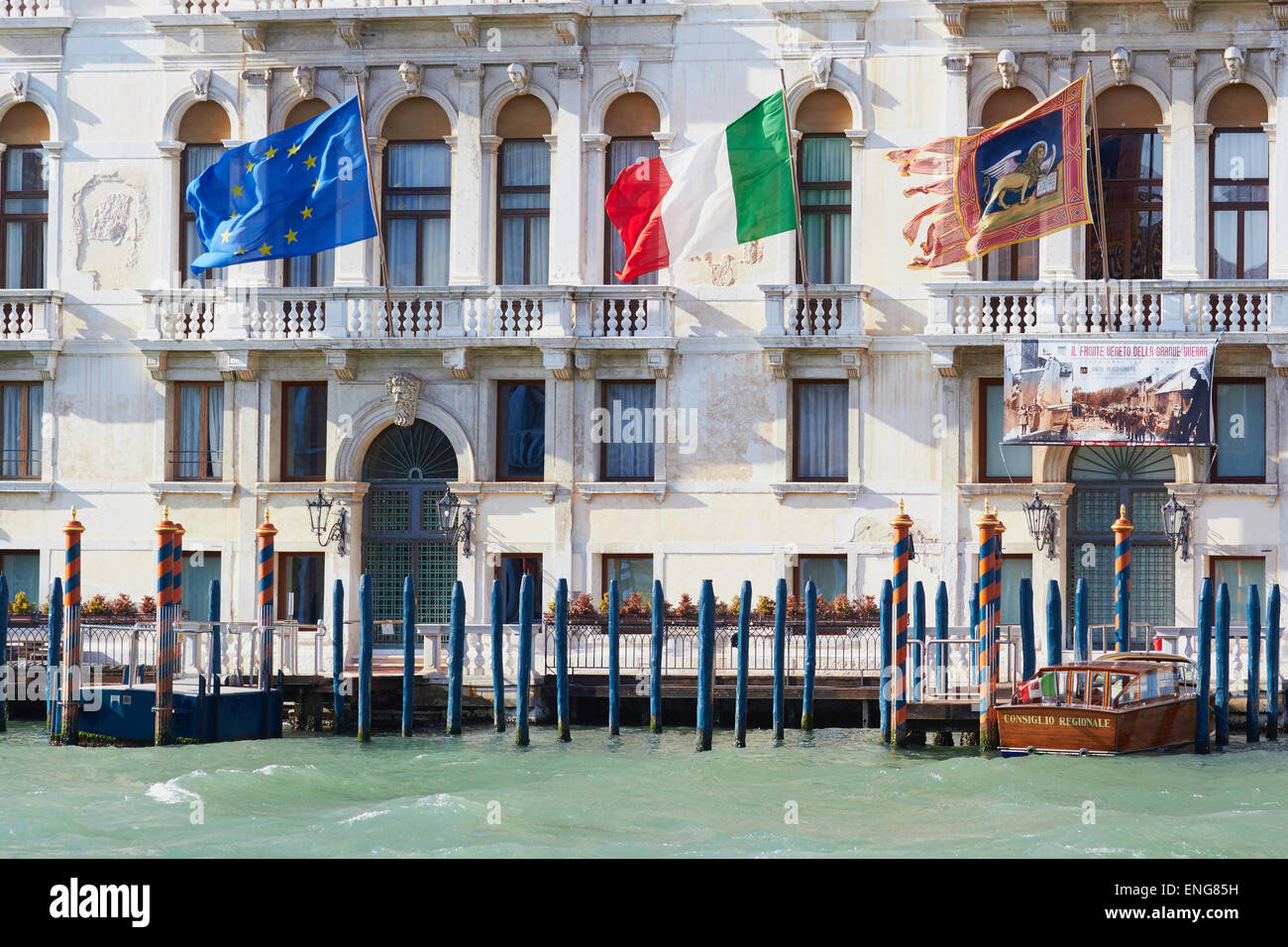 Venetian Unione europea e bandiere italiane battenti sul Palazzo Ferro Fini Venezia Veneto Italia Europa Foto Stock