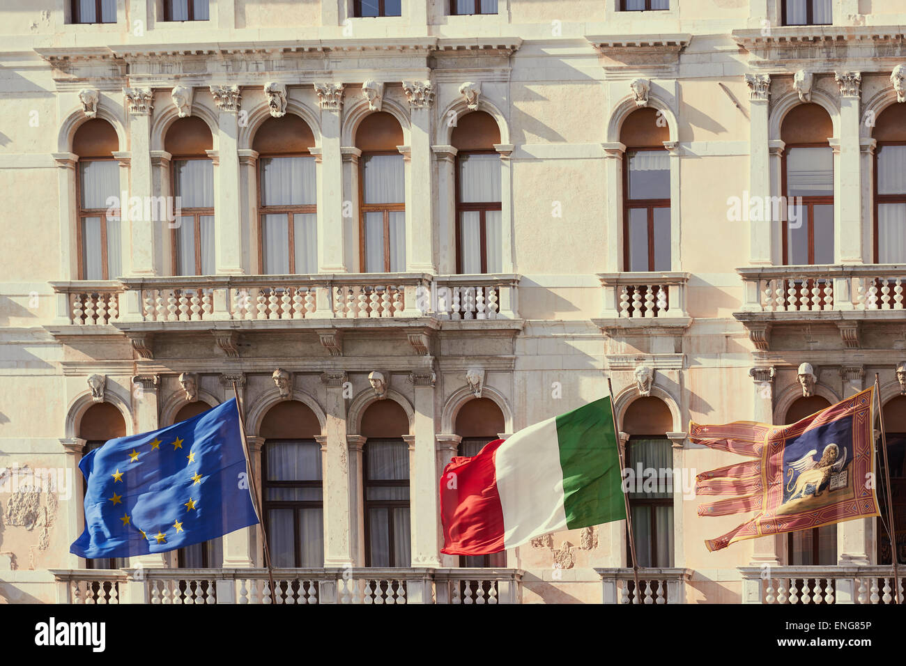 Unione europea e italiana Venetian bandiere sul Palazzo Ferro Fini Venezia Veneto Italia Europa Foto Stock
