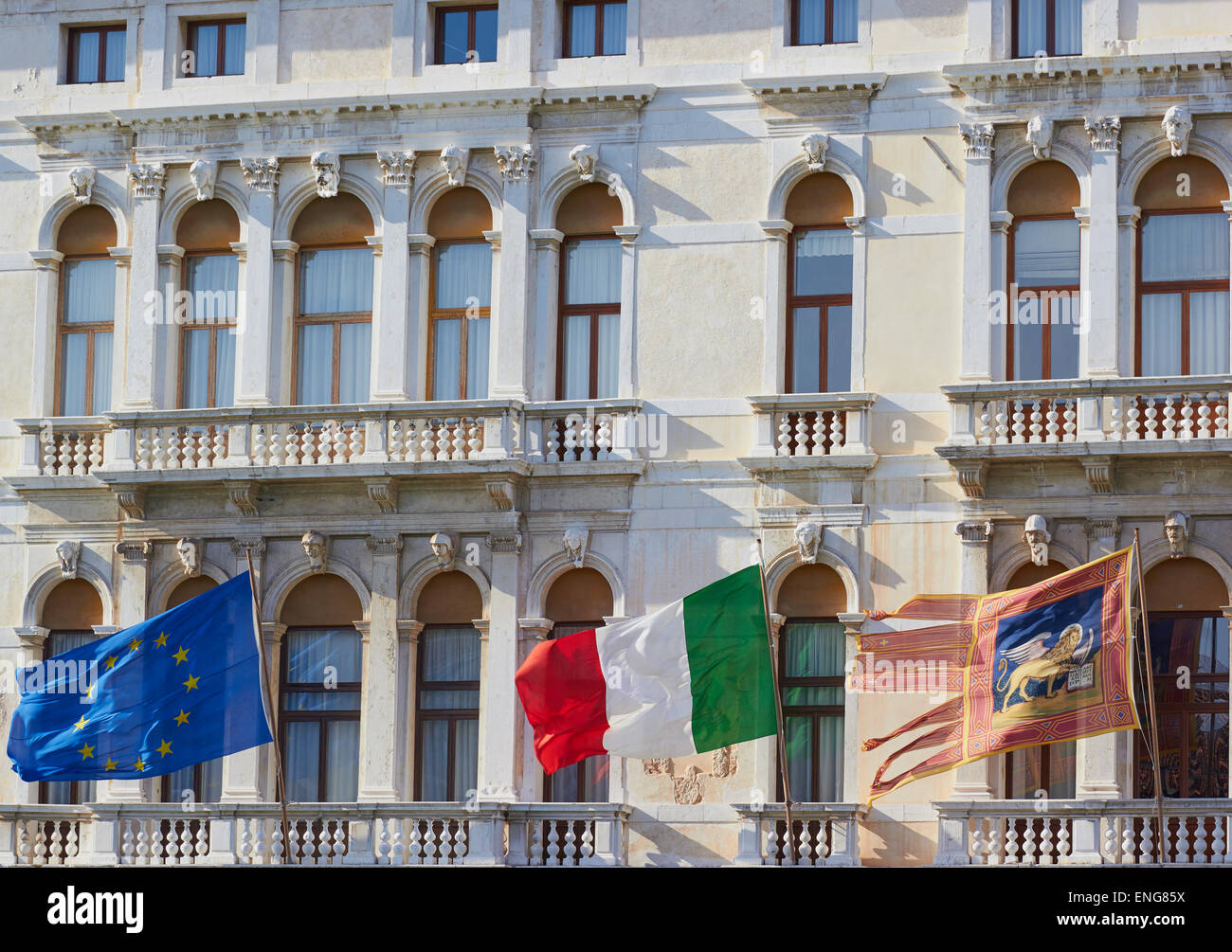 Unione europea e italiana Venetian bandiere sul Palazzo Ferro Fini Venezia Veneto Italia Europa Foto Stock