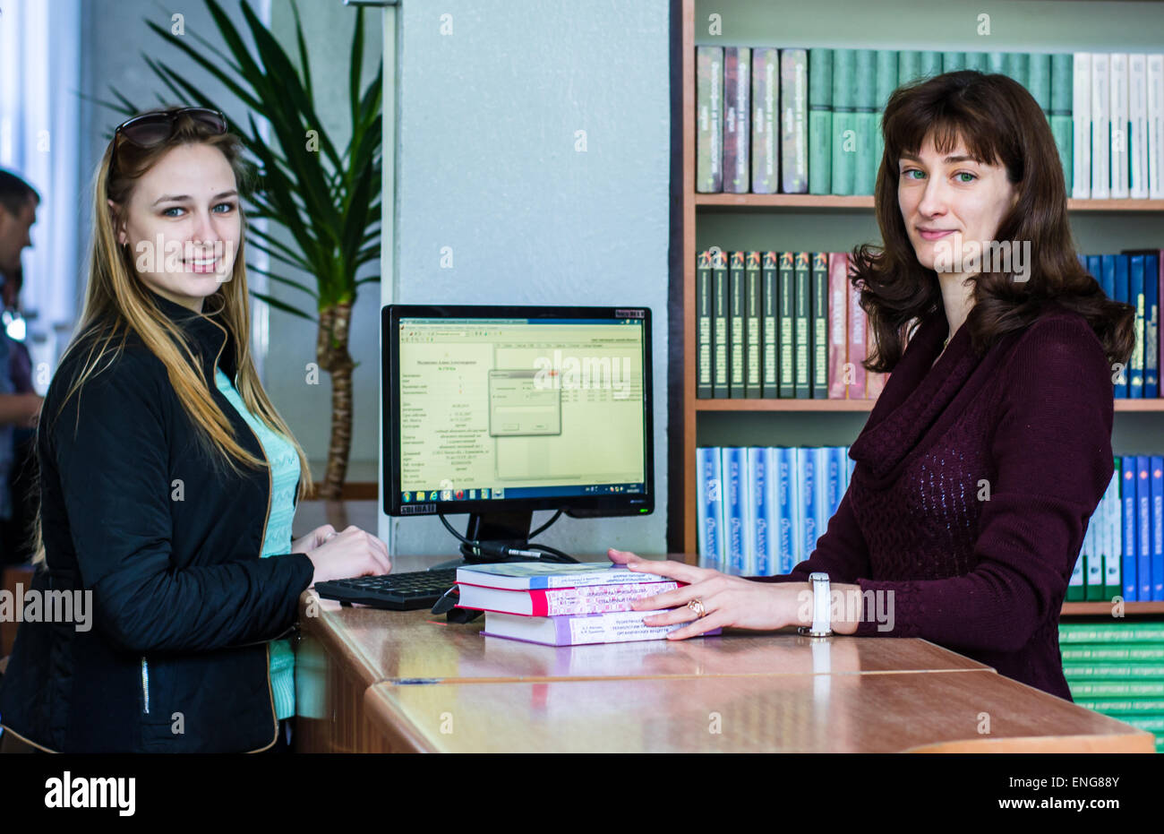 Gli studenti sono sempre i libri in una biblioteca di Stato bielorusso Università Tecnologica da methodist Foto Stock