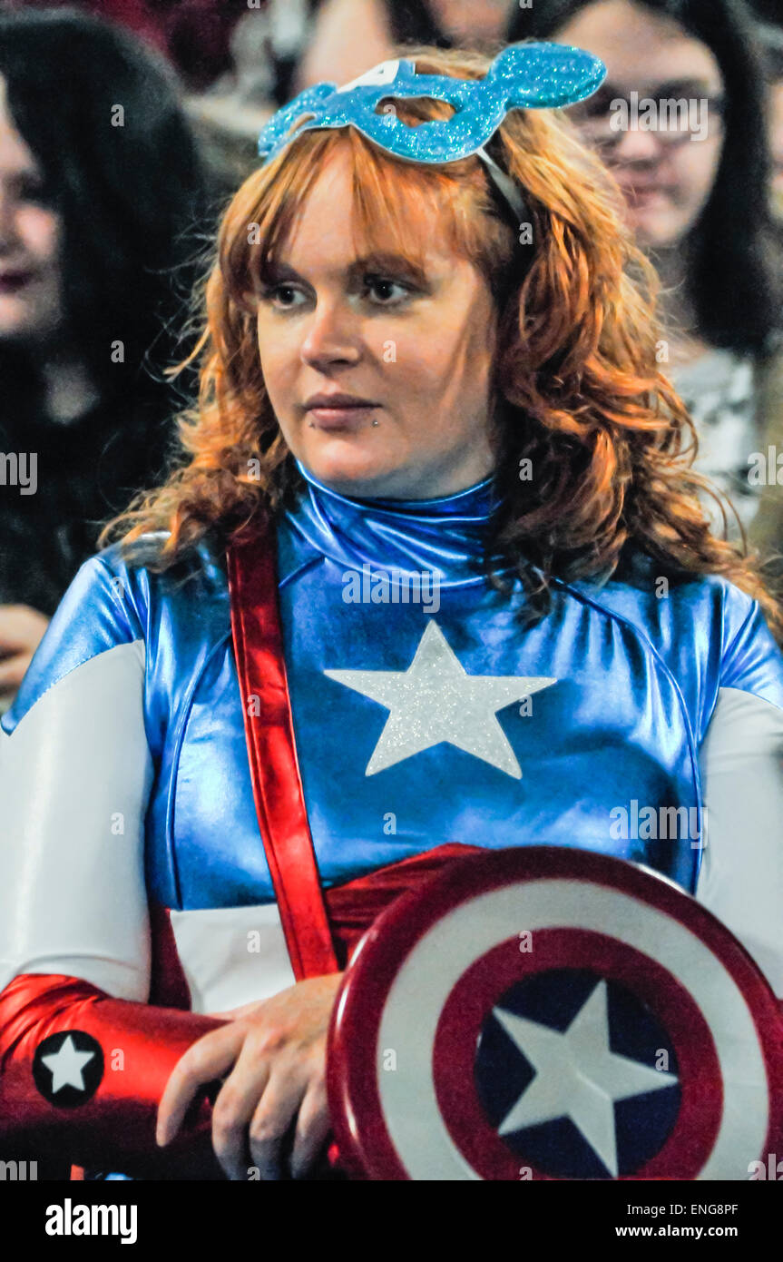 Una donna partecipa a una conferenza Comicon vestito come Captain America Foto Stock