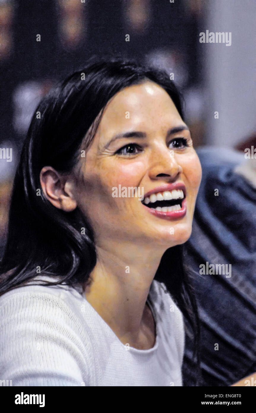 L'attrice Katrina diritto, meglio conosciuto per la riproduzione il carattere "ira' in Spartacus: Guerra dei Dannati Foto Stock