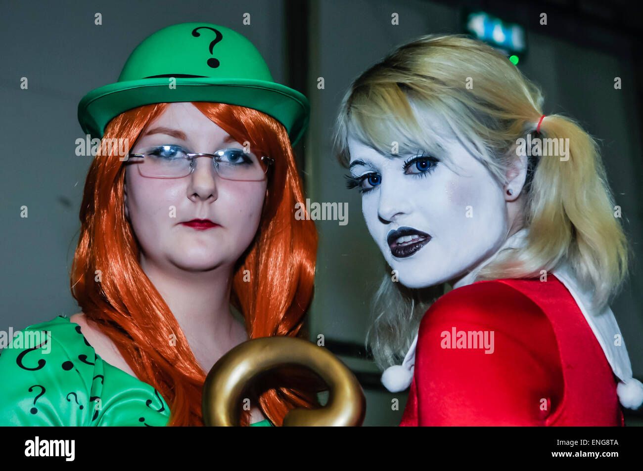 Due cosplayers vestito come Joker e Harley Quinn da Batman a una conferenza Comicon Foto Stock