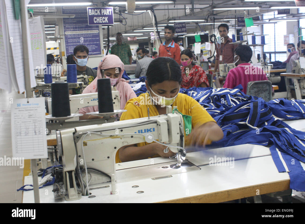 I lavoratori all'interno di un RMG (Readymade indumenti) fabbrica in Savar . Gli indumenti settore contribuisca il più alto PIL del Bangladesh. Foto Stock
