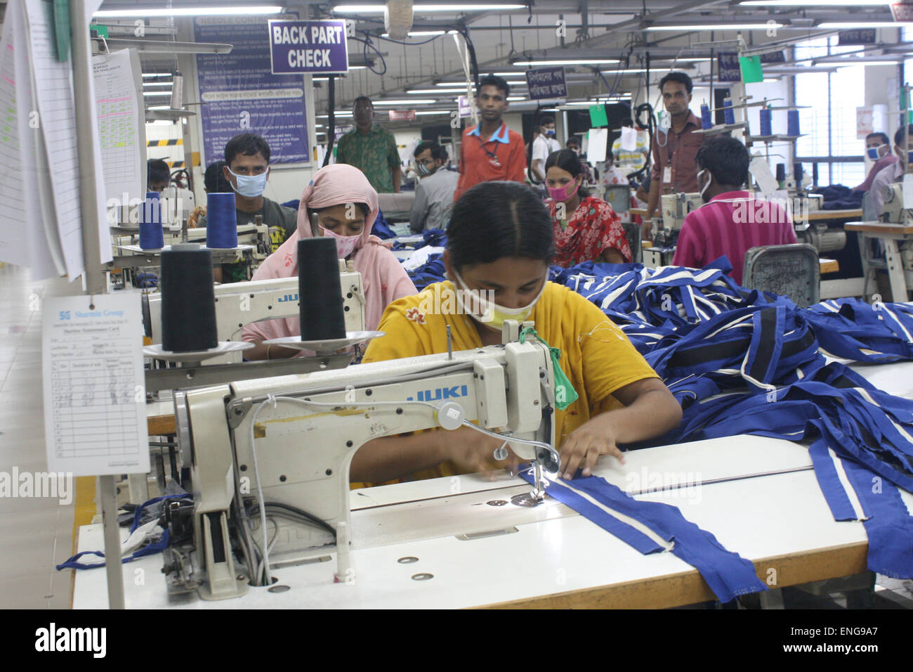 I lavoratori all'interno di un RMG (Readymade indumenti) fabbrica in Savar . Gli indumenti settore contribuisca il più alto PIL del Bangladesh. Foto Stock