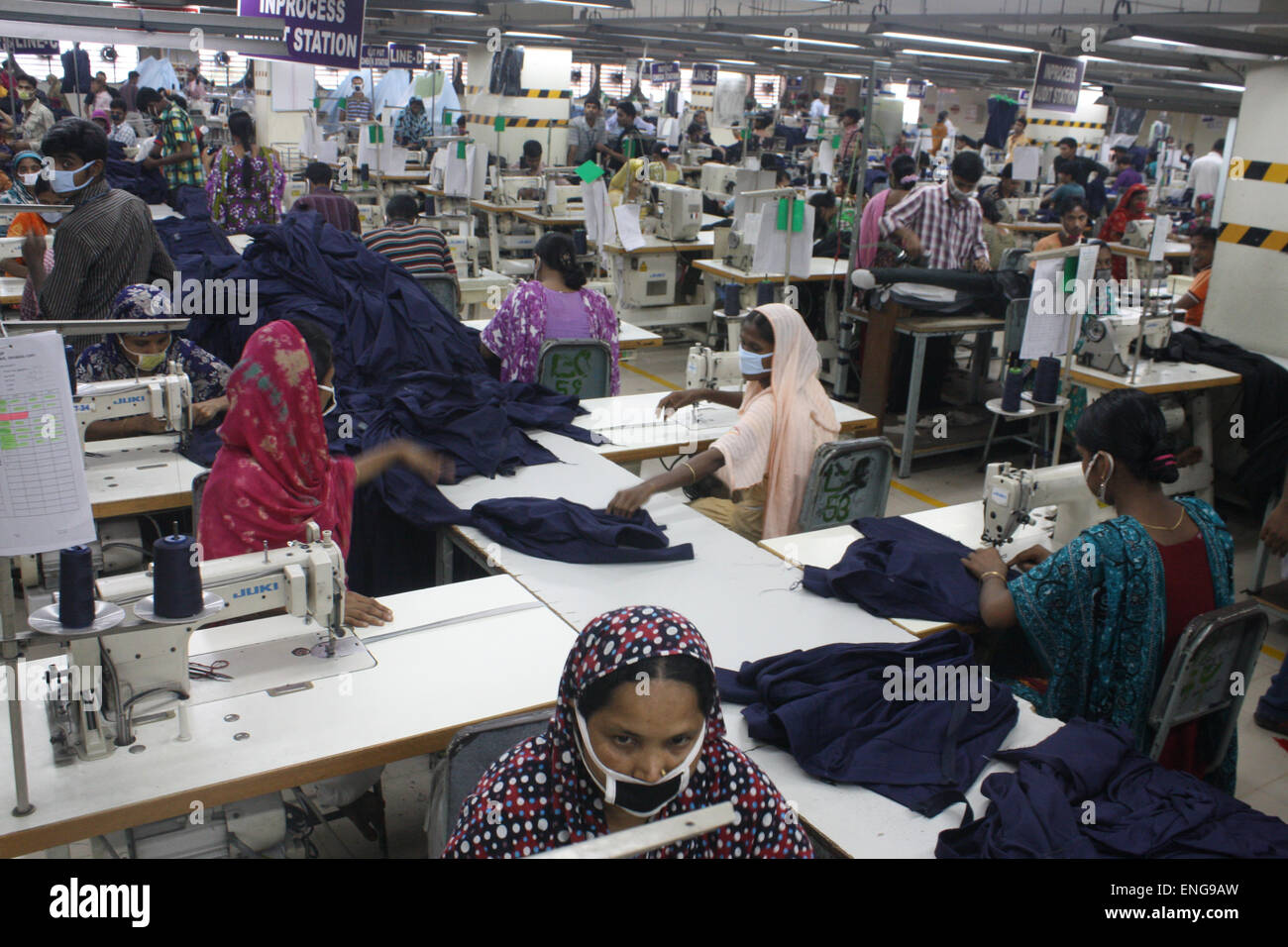 I lavoratori all'interno di un RMG (Readymade indumenti) fabbrica in Savar . Gli indumenti settore contribuisca il più alto PIL del Bangladesh. Foto Stock