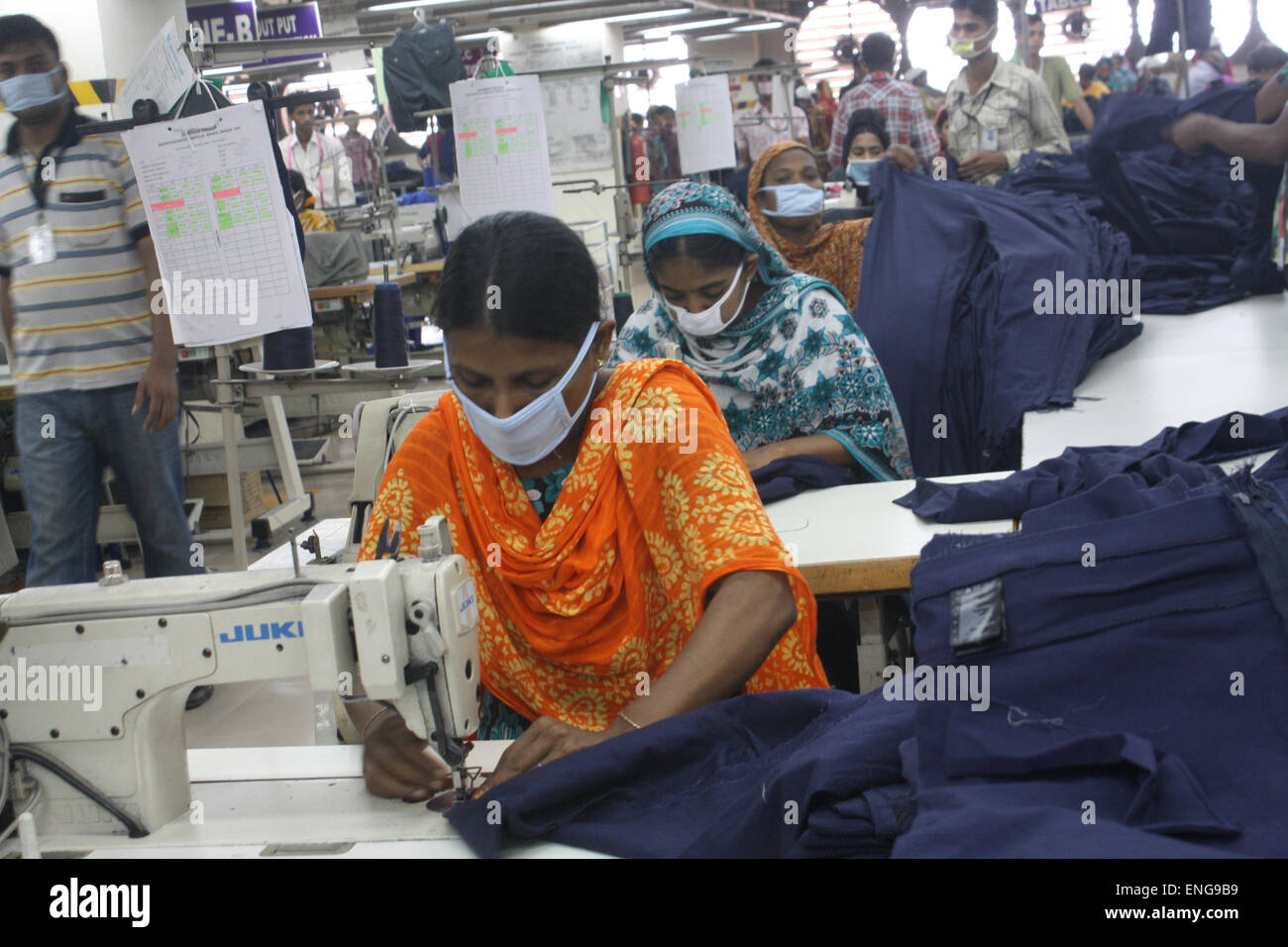 I lavoratori all'interno di un RMG (Readymade indumenti) fabbrica in Savar . Gli indumenti settore contribuisca il più alto PIL del Bangladesh. Foto Stock