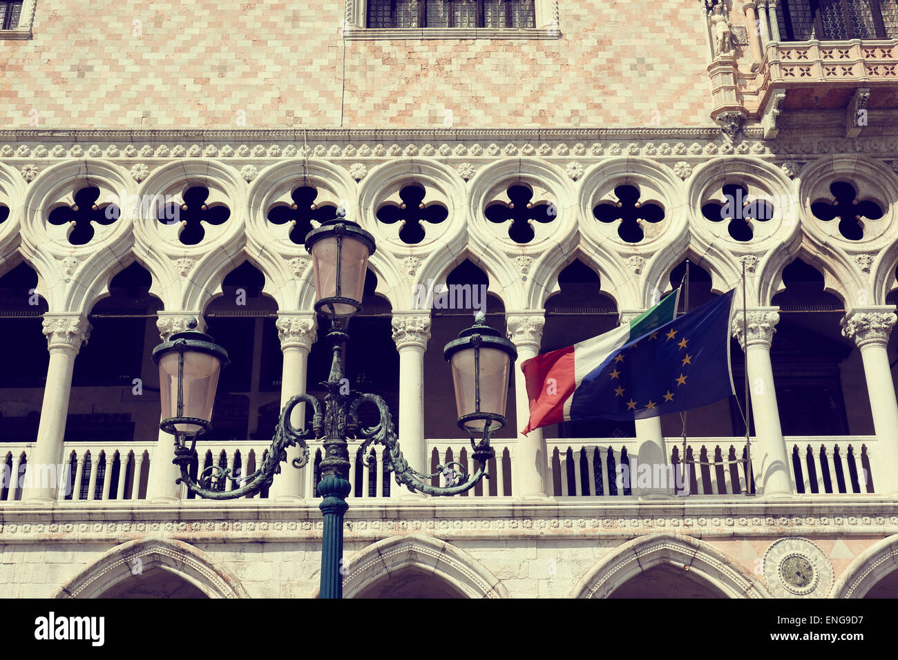 Italiano e bandiere europee battenti sul Palazzo Ducale di Piazza San Marco Venezia Veneto Italia Europa Foto Stock