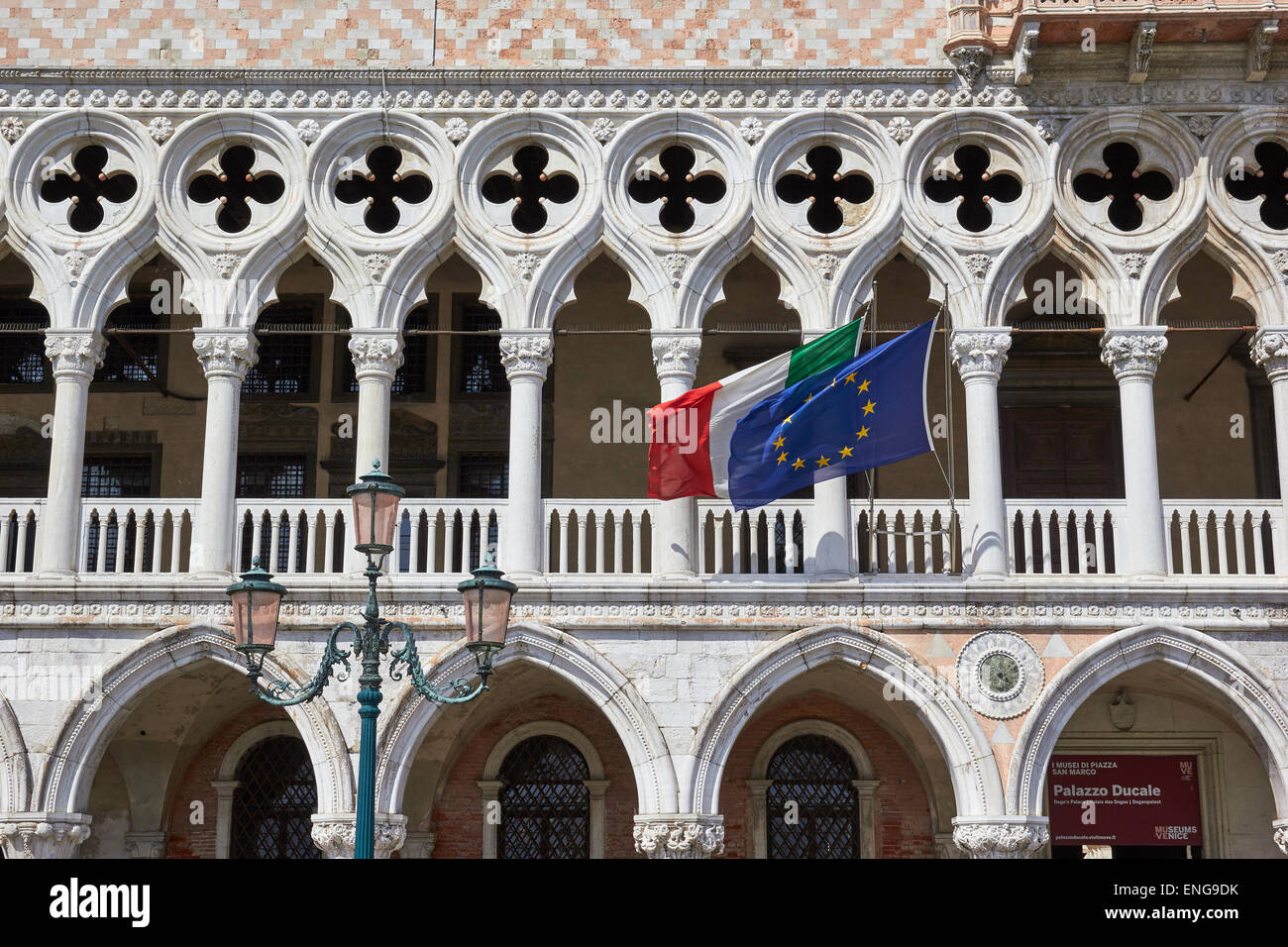 Italiano e bandiere europee battenti sul Palazzo Ducale di Piazza San Marco Venezia Veneto Italia Europa Foto Stock