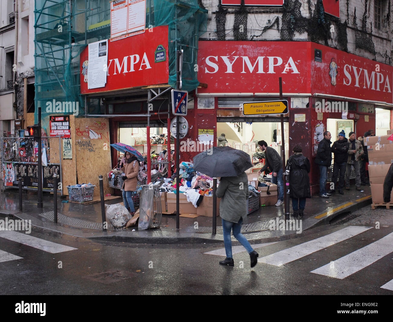 Sympa super-low budget negozio di abbigliamento a Parigi, Francia Foto Stock