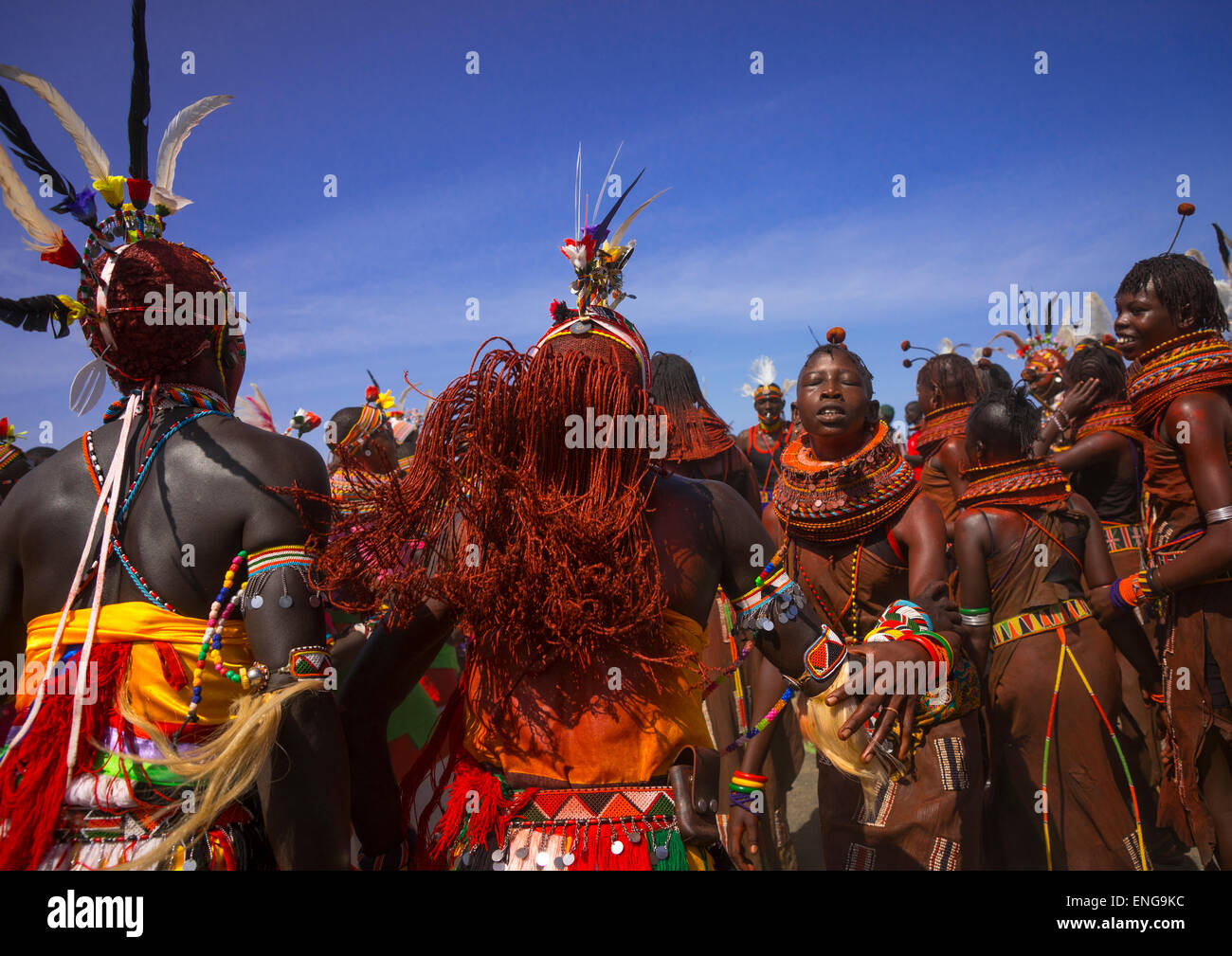 Rendille e Turkana tribù ballare insieme durante un festival, Lago Turkana, Loiyangalani, Kenya Foto Stock