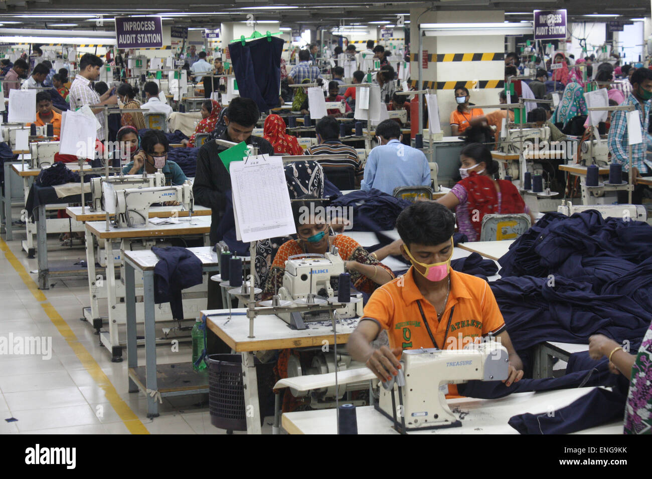 I lavoratori all'interno di un RMG (Readymade indumenti) fabbrica in Savar . Gli indumenti settore contribuisca il più alto PIL del Bangladesh. Foto Stock