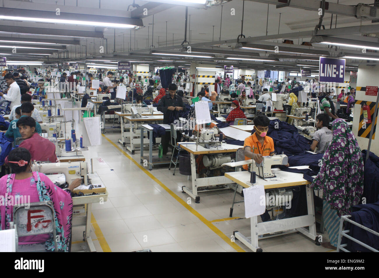 I lavoratori all'interno di un RMG (Readymade indumenti) fabbrica in Savar . Gli indumenti settore contribuisca il più alto PIL del Bangladesh. Foto Stock