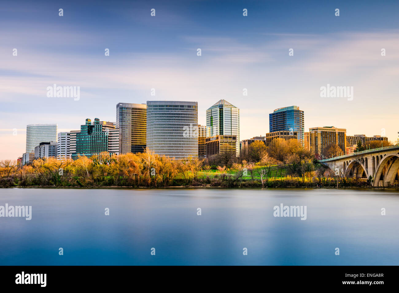 Rosslyn, Arlington, Virginia, Stati Uniti d'America skyline della città sul fiume Potomac. Foto Stock