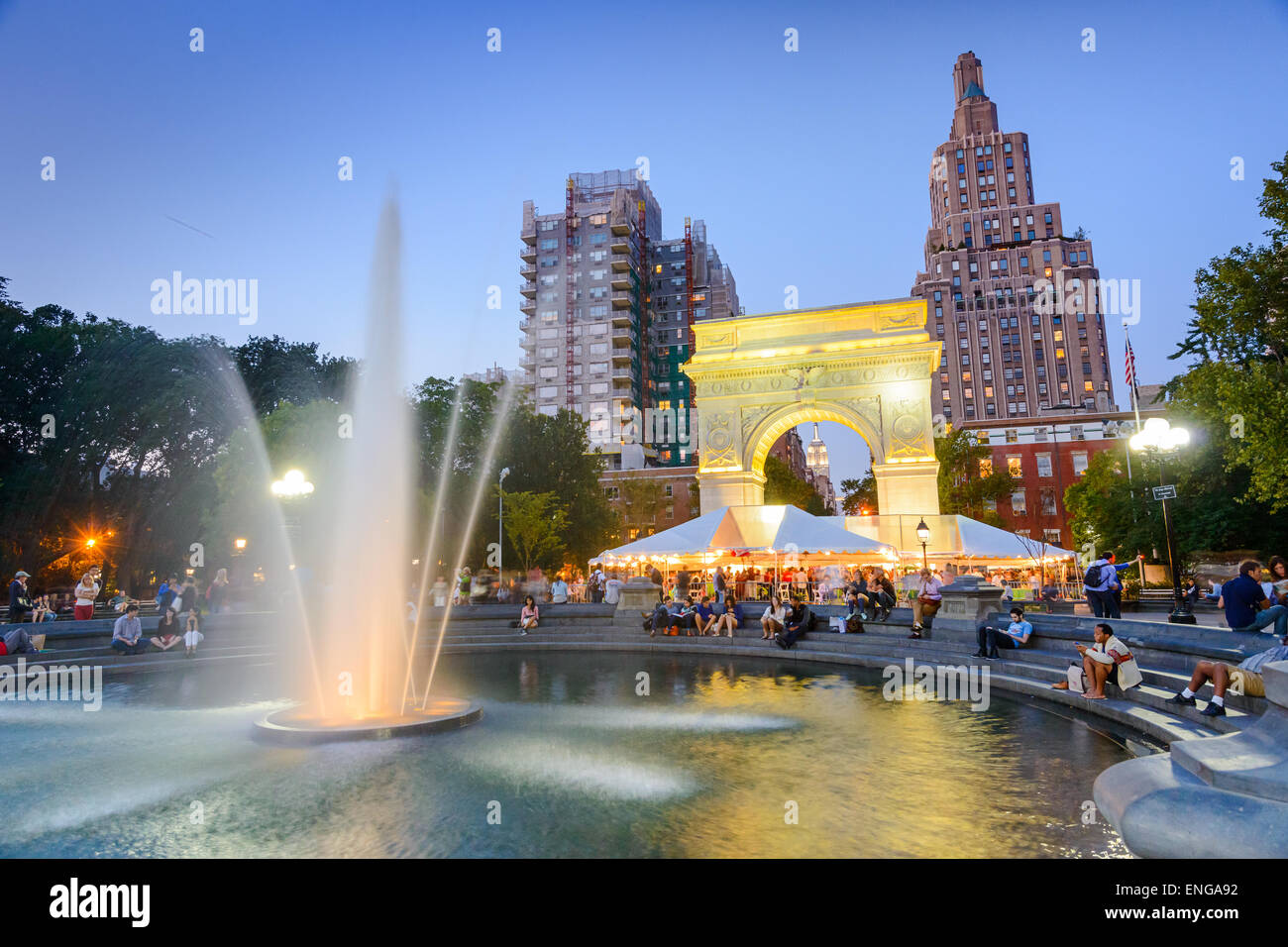 New York New York a Washington Square Park in una notte d'estate. Foto Stock