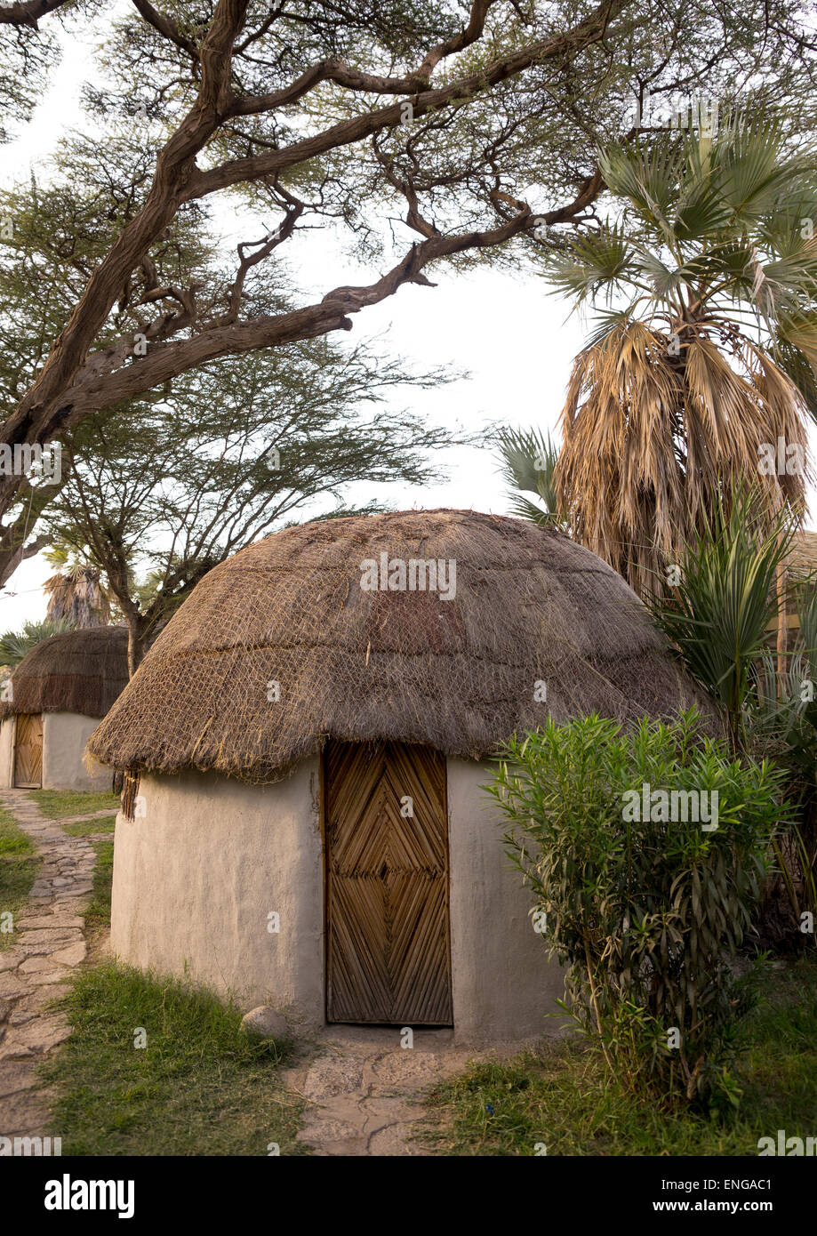 Tetto di Paglia in un hotel giardino Lago Turkana, Loiyangalani, Kenya Foto Stock