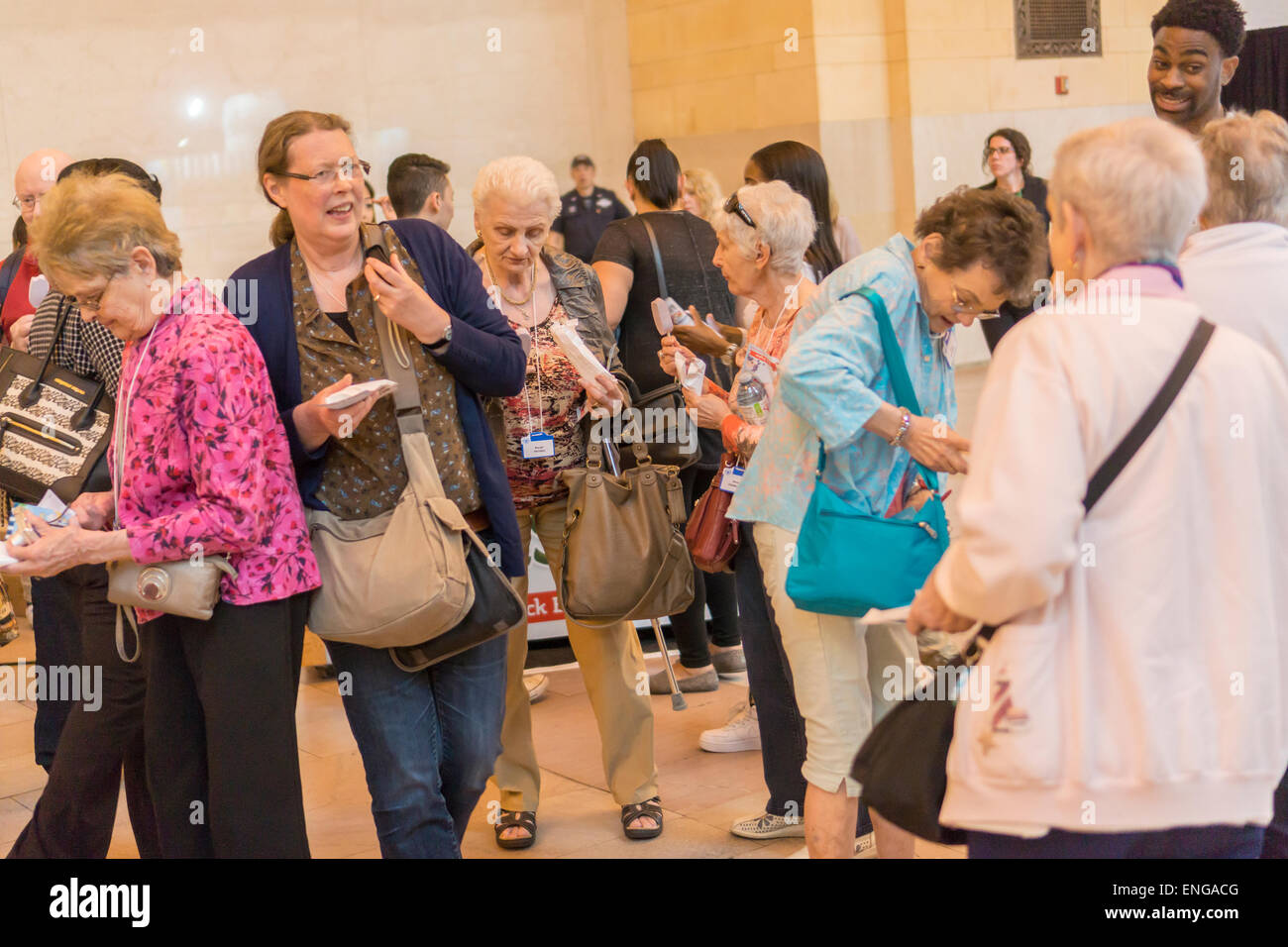 I pendolari e i visitatori al Grand Central Terminal di New York potrete gustare gratuitamente per offuscare Frozen Yogurt semplicemente Bar durante una promozione su lunedì 4 maggio, 2015. Il semplicemente le barre di yogurt, fatta con yogurt e frutta o succo di frutta, sono state recentemente rilasciato e batti è un marchio di Nestlé. (© Richard B. Levine) Foto Stock