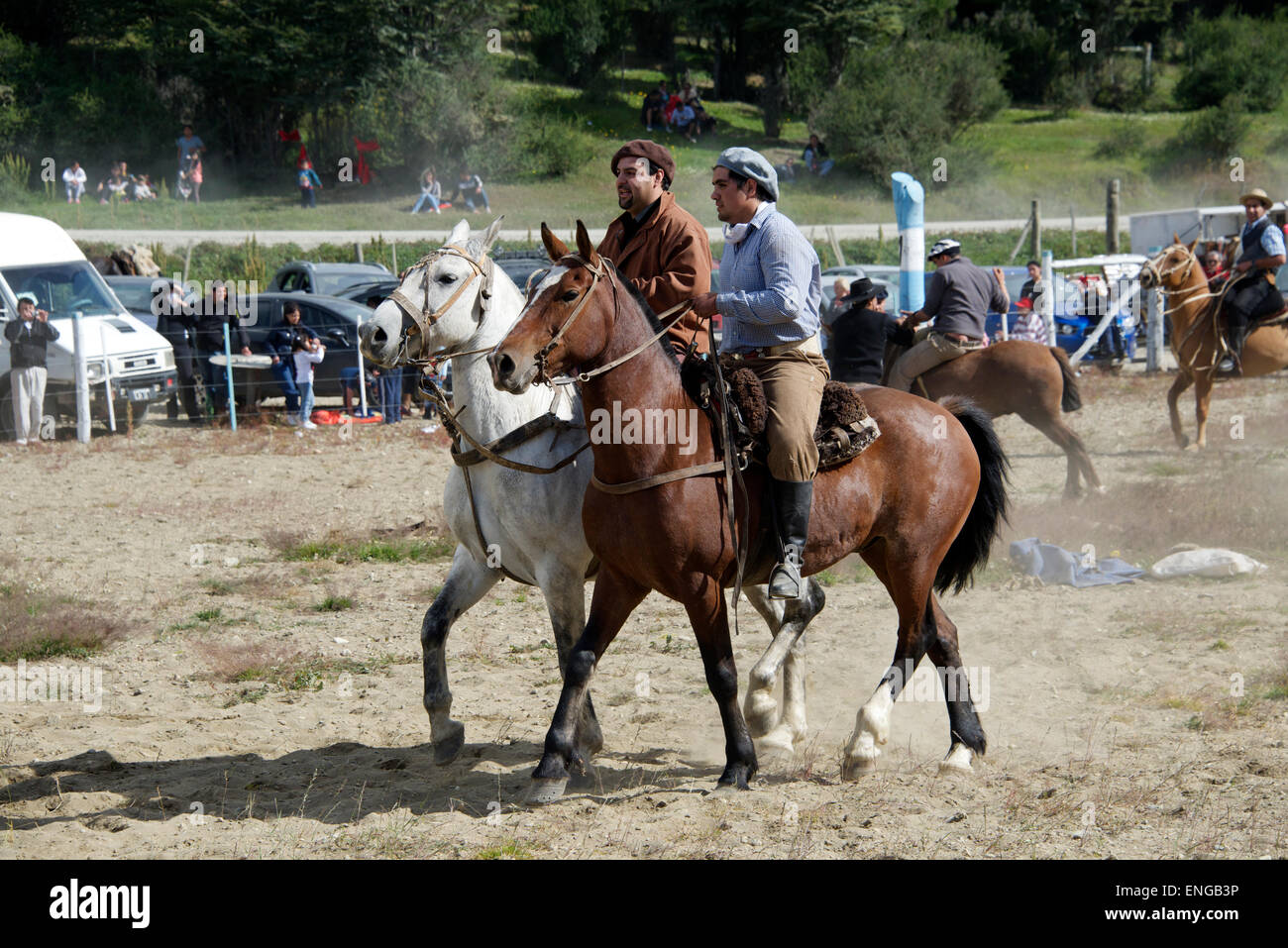 Due gauchos a cavallo paese rodeo Tierra del Fuego Argentina Foto Stock
