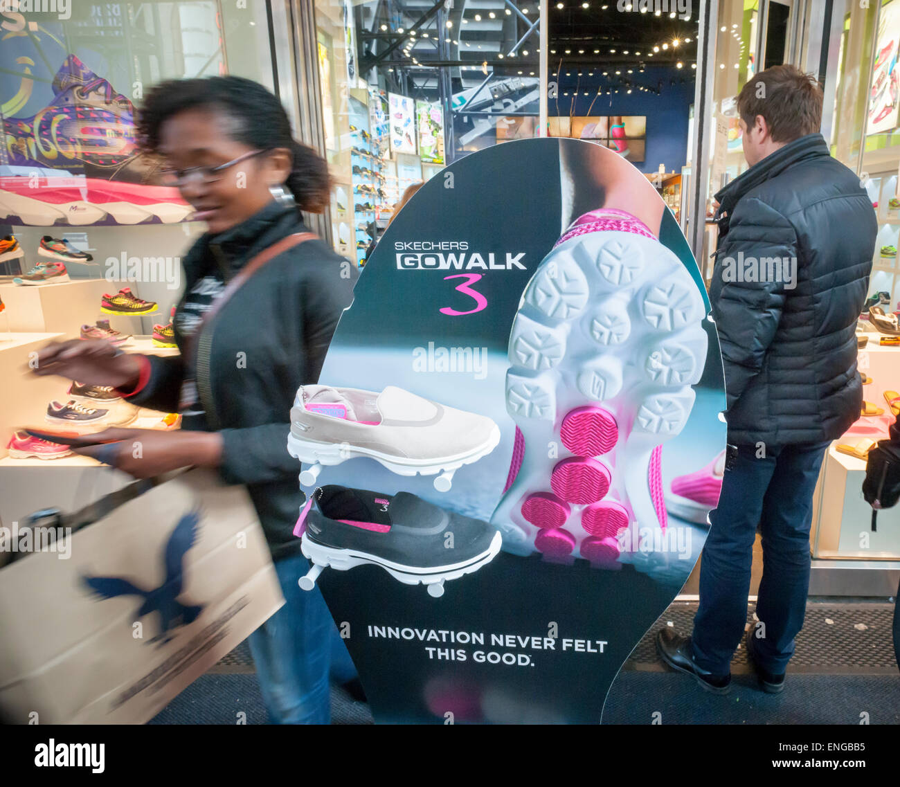 Il Skechers store in Times Square a New York venerdì 1 maggio 2015. Il  marchio è recentemente stato consacrato uno dei più sottovalutati scarpa  società in America dagli analisti che sentono che