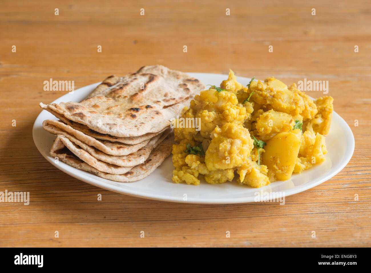 Pasto vegetariano di Roti Prata con, Aloo Gobi con un lieve miscelato base di curry di patate e cavolfiore Foto Stock