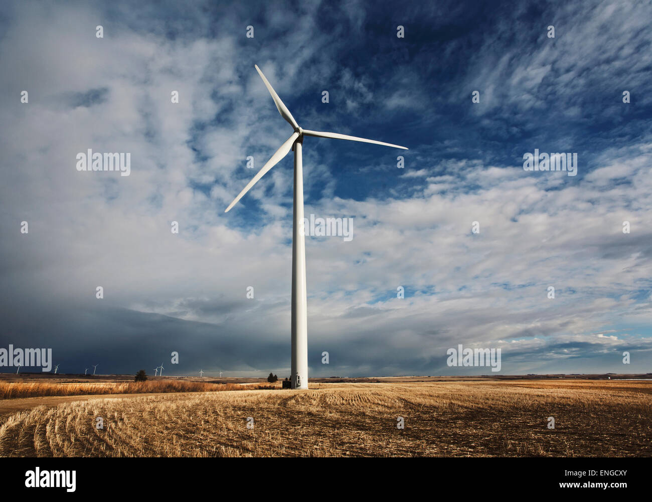 Una singola torre a turbina eolica in uno spazio aperto. Foto Stock