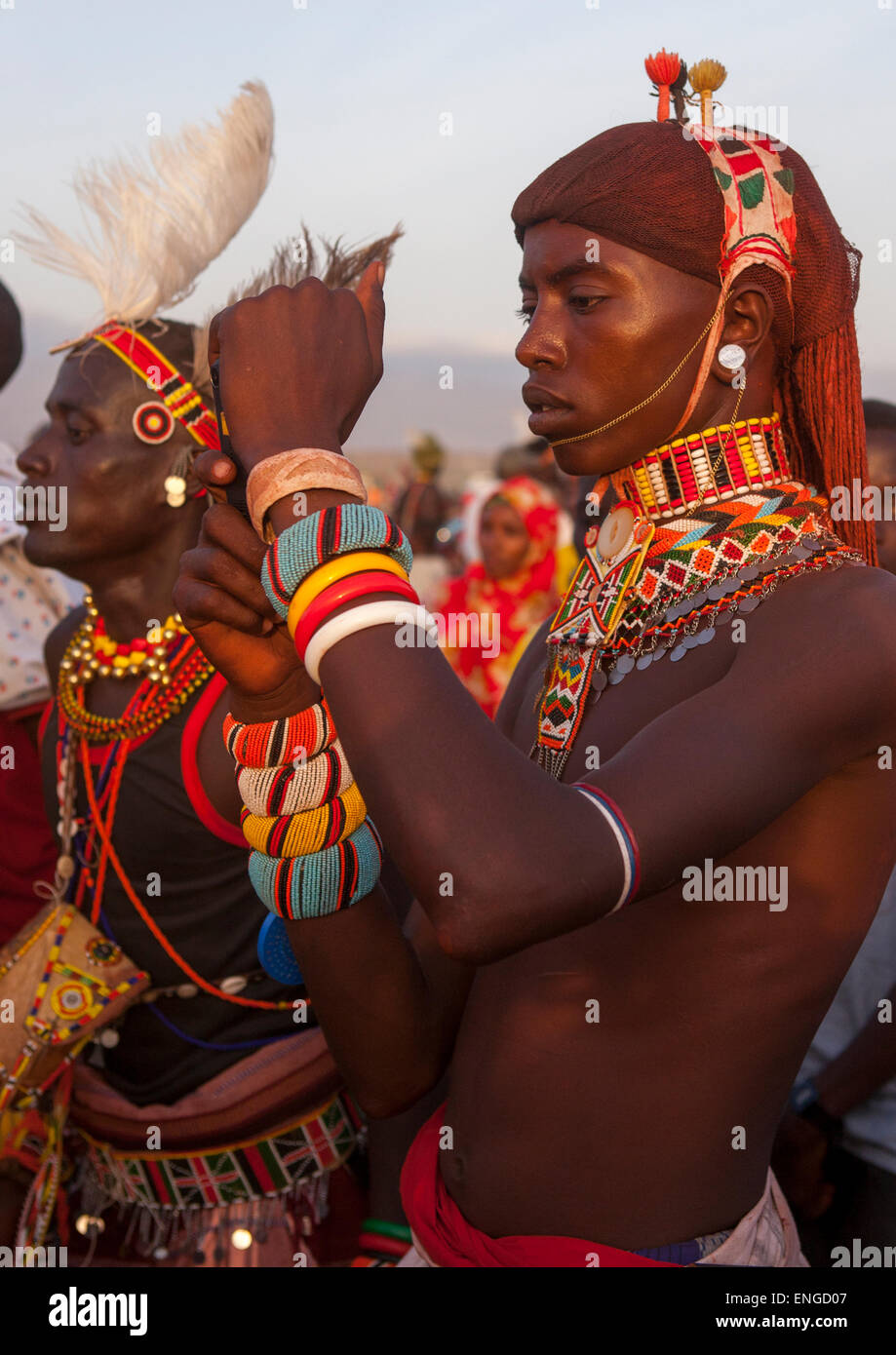 Ritratto di guerriero Rendille scattare foto con il suo telefono cellulare, Lago Turkana, Loiyangalani, Kenya Foto Stock