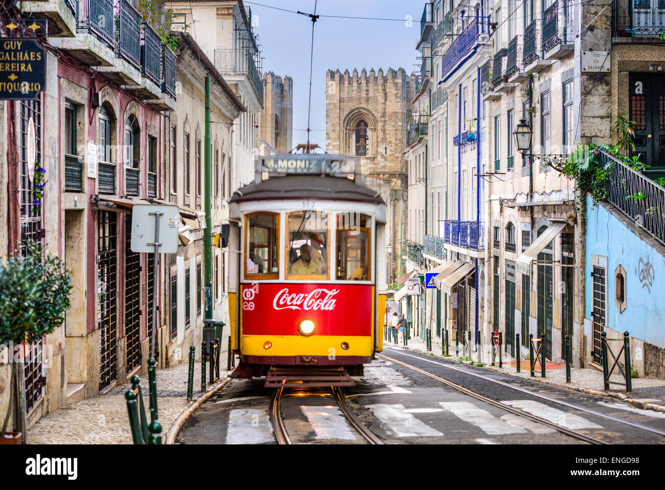 Il tram passa la Cattedrale di Lisbona. Lo storico tram sono una popolare attrazione. Foto Stock