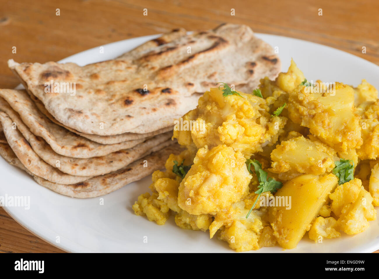 Pasto vegetariano di Roti Prata con, Aloo Gobi con un lieve miscelato base di curry di patate e cavolfiore Foto Stock