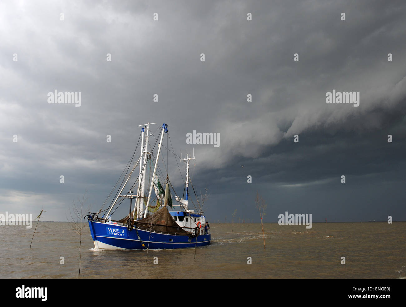 Wremen, Germania. 05 Maggio, 2015. Una barca da gamberetti ritorna alla Siel Harbour in Wremen, Germania, 05 maggio 2015. Una forte tempesta davanti portato tuoni, lampi e pioggia nel pomeriggio. Foto: INGO WAGNER/dpa/Alamy Live News Foto Stock