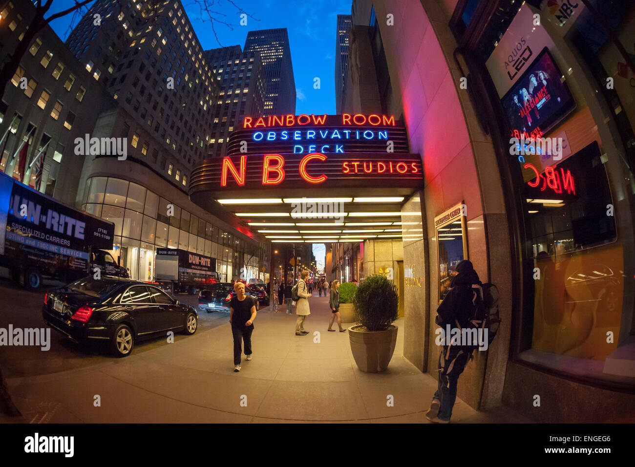 L'ingresso alla NBC, Rainbow Room e la parte superiore della roccia a 30 Rockefeller Center di New York sono visti su Martedì, 28 aprile 2015. (© Richard B. Levine) Foto Stock