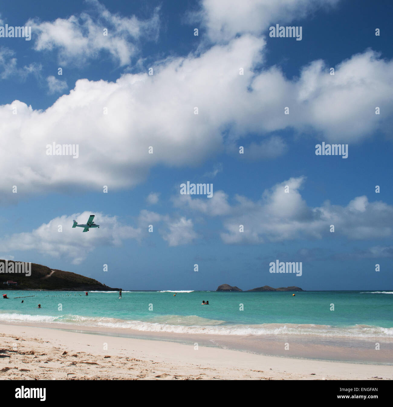 Saint-Barthélemy, St. Barths, dei Caraibi: un piano di atterraggio sulla pista di Gustavo III Aeroporto visto da Saint Jean beach (Plage de Saint Jean) Foto Stock