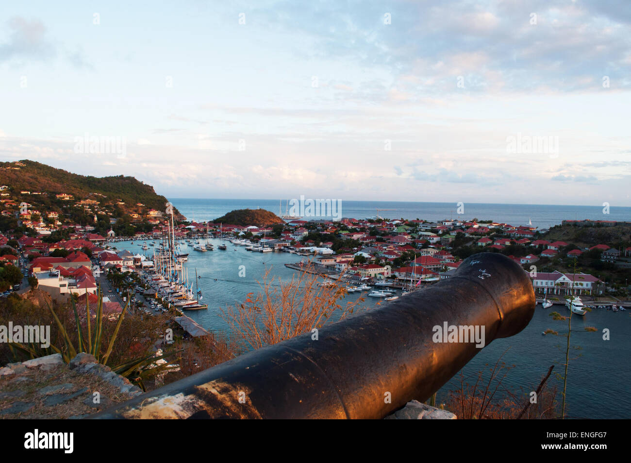 Saint-Barthélemy: il porto di Gustavia visto dalla collina presso lo storico Fort Gustave con un vecchio cannone per la difesa militare dell'isola Foto Stock