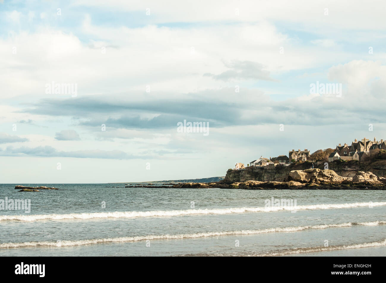 Case alla fine della spiaggia di St Andrews beach in una bella giornata di sole, Scozia Foto Stock