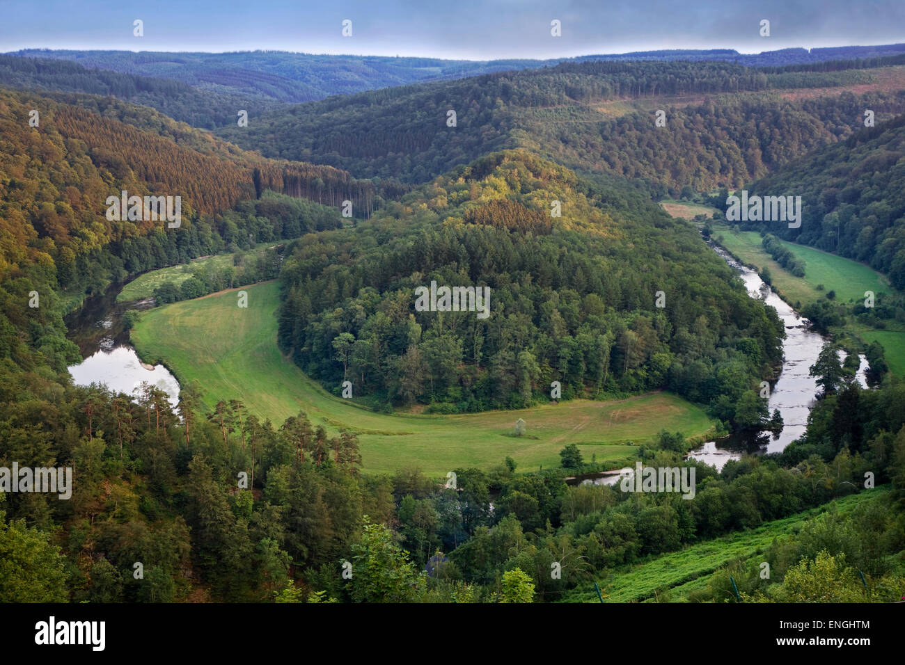 Tombeau du géant, collina all'interno di un meandro del fiume Semois a Botassart nelle Ardenne belghe, Belgio Foto Stock