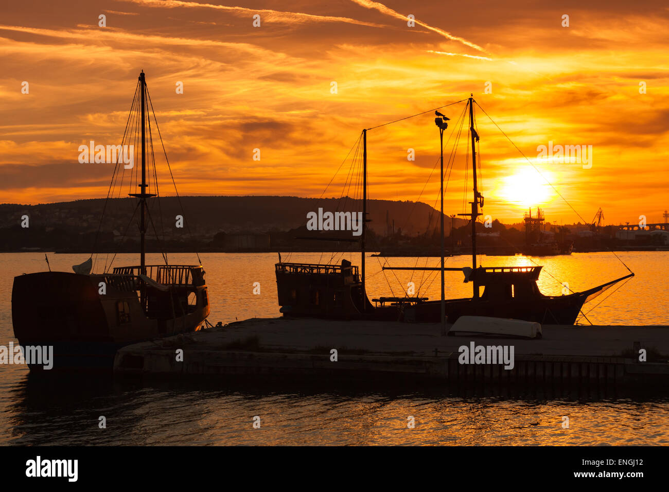 Ricreazione le navi a vela stand ormeggiata nel porto di Varna al tramonto. Il litorale del Mar Nero, Bulgaria Foto Stock
