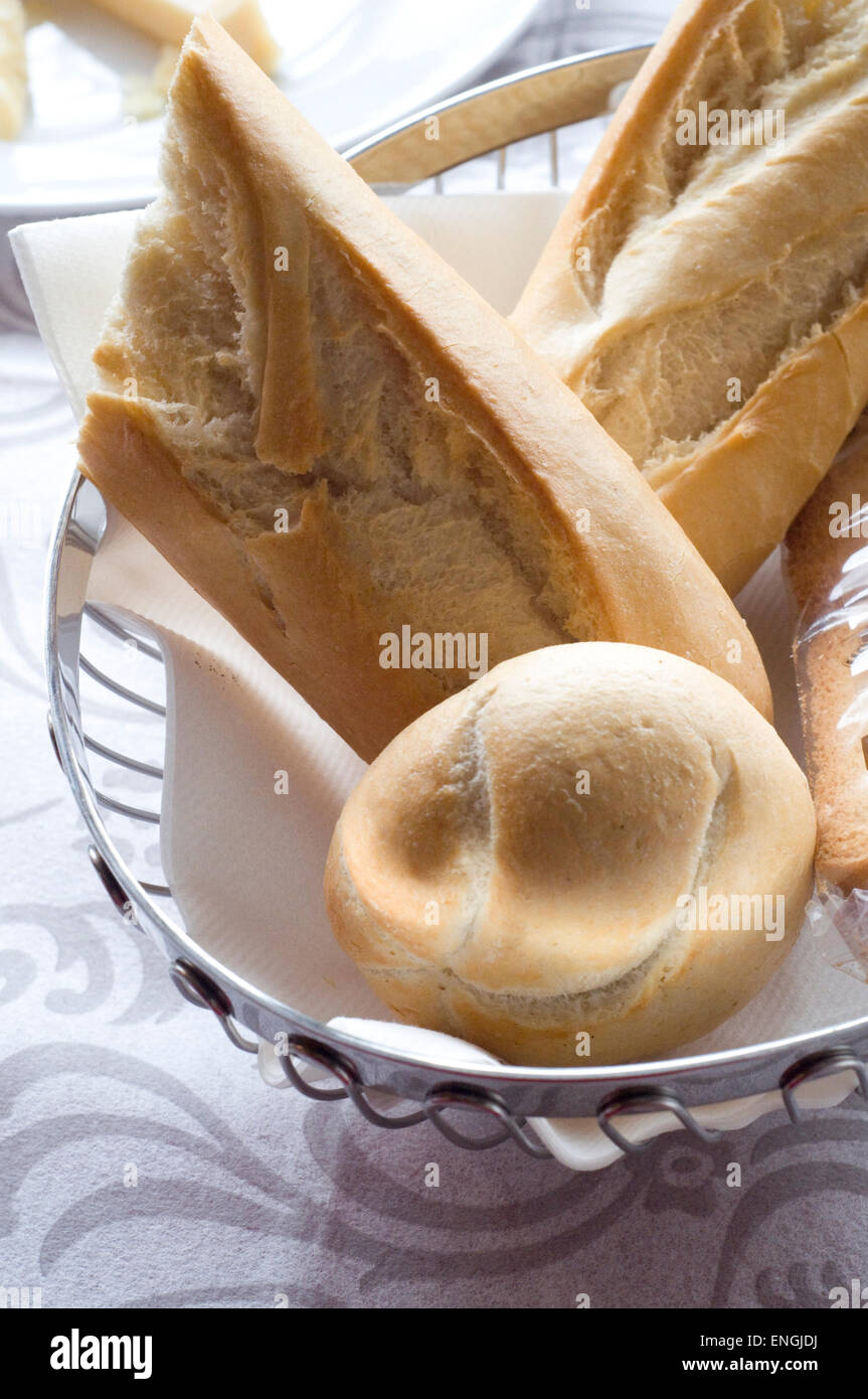 L'Italia, Trentino Alto Adige, Cles, si insediarono tavolo per la prima colazione, cesto pane Foto Stock