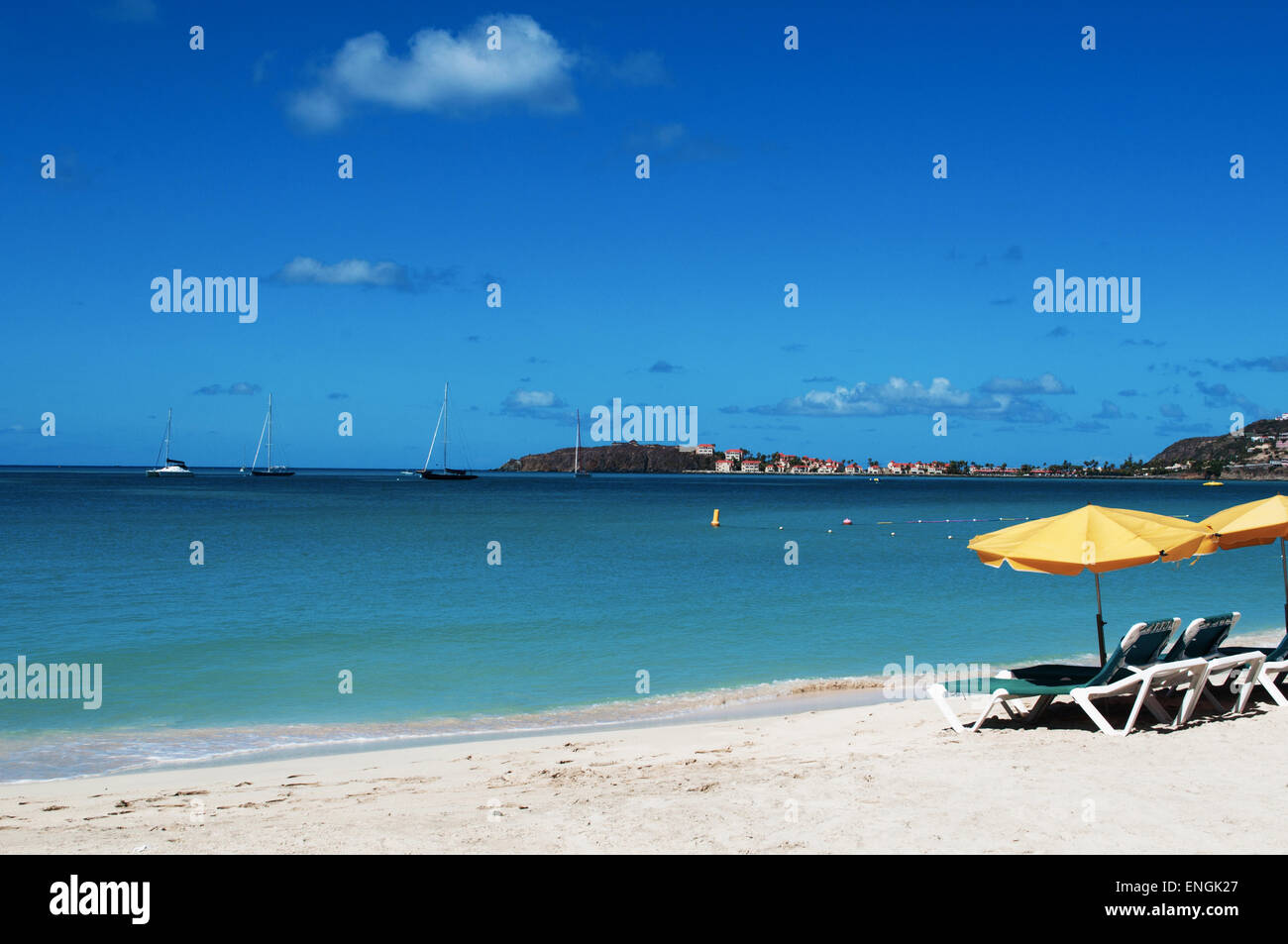 St Martin, Saint Martin, Sint Maarten, Antille olandesi: rilassante sulla spiaggia in Philipsburg, Mar dei Caraibi e sdraio con ombrelloni da spiaggia Foto Stock