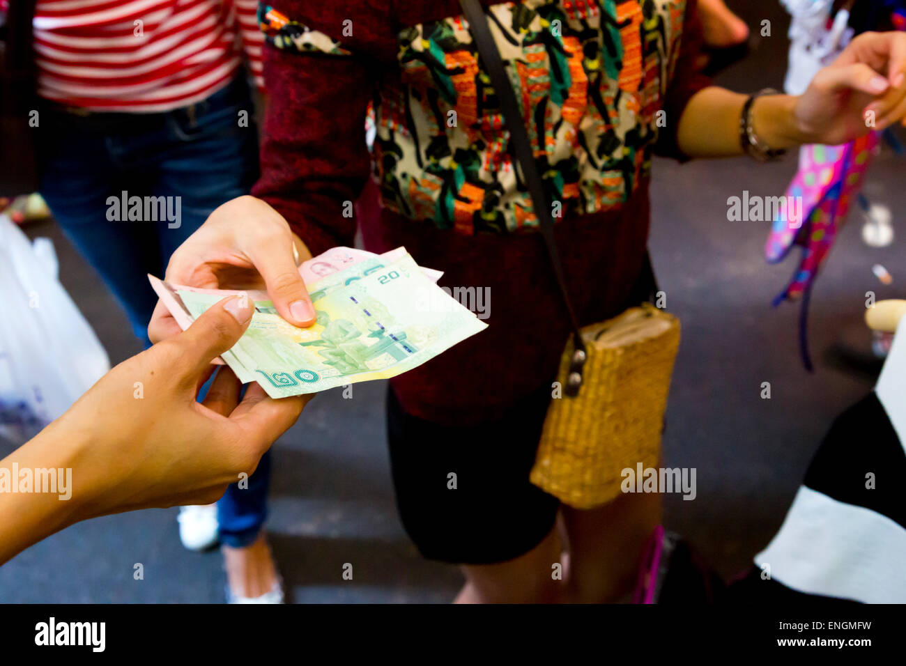 Scambio di denaro a Bangkok, in Thailandia Foto Stock