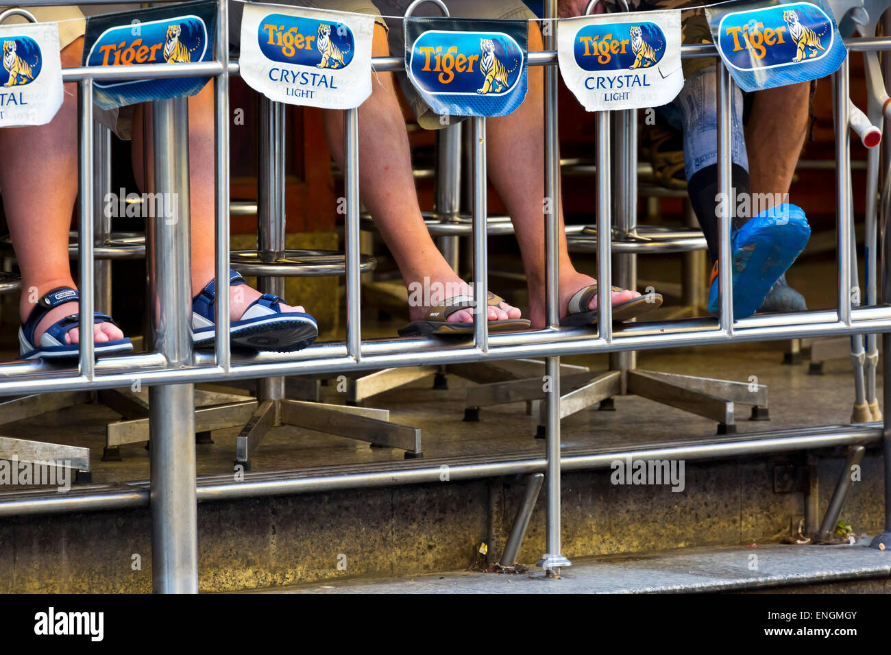 Piedi degli uomini in un bar di fronte Nana Plaza a Bangkok, in Thailandia Foto Stock
