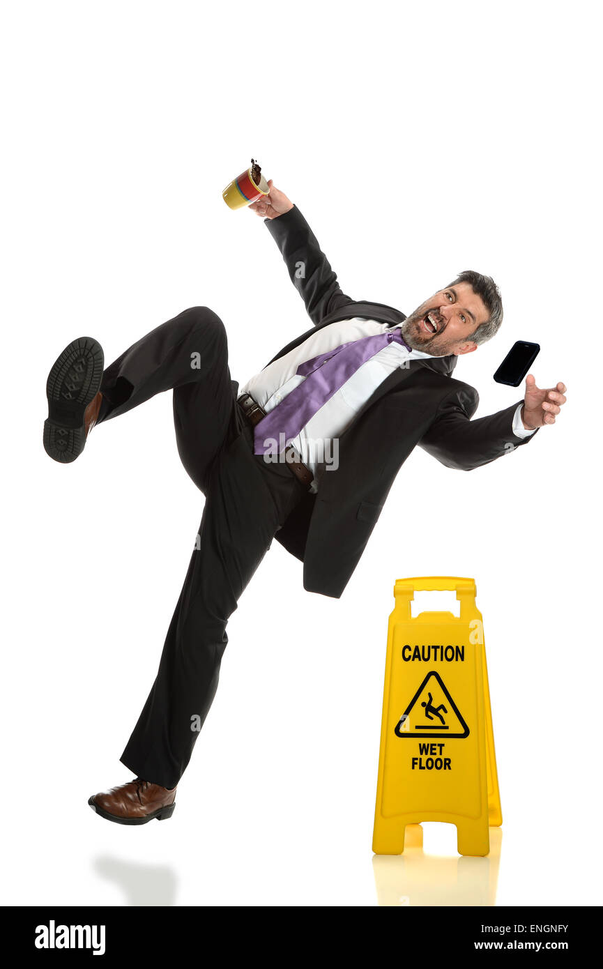 Imprenditore ispanico cadere accanto al pavimento bagnato segno isolate su sfondo bianco Foto Stock