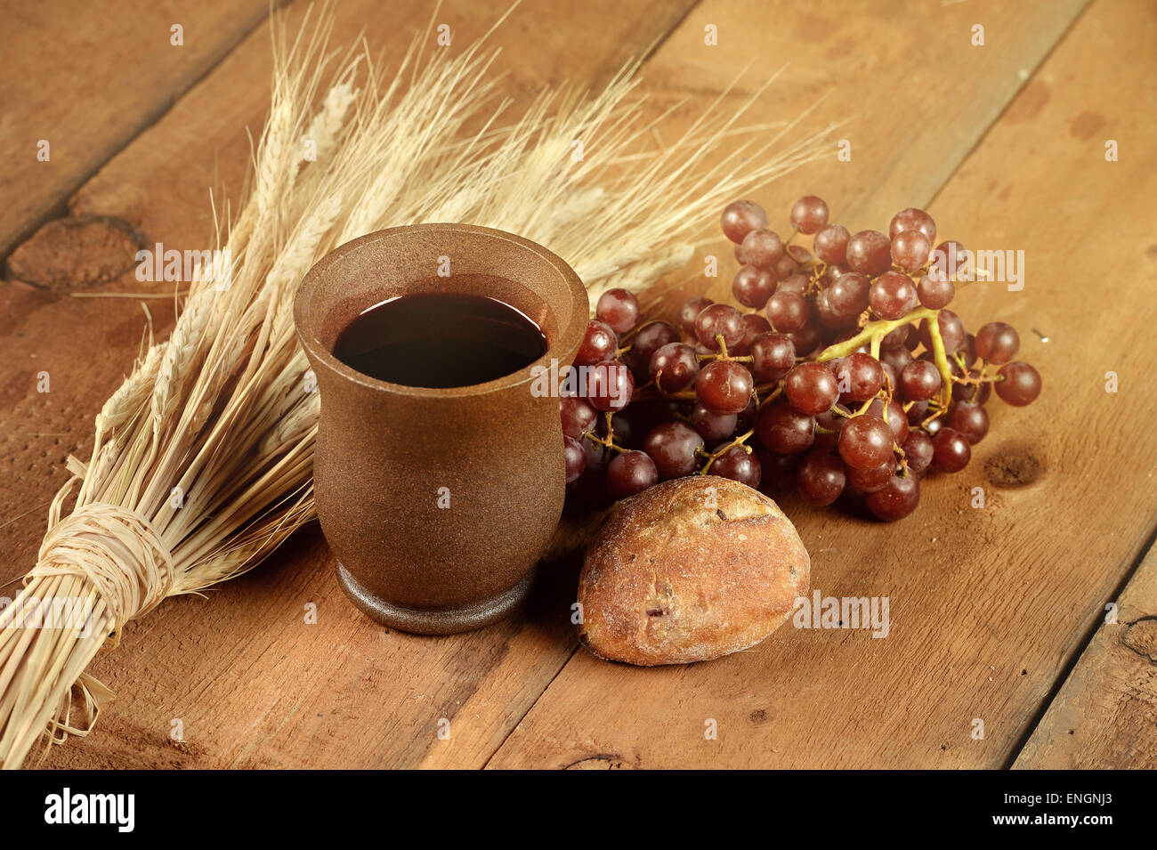 Elementi di comunione con il vino e il pane sulla tavola di legno Foto Stock